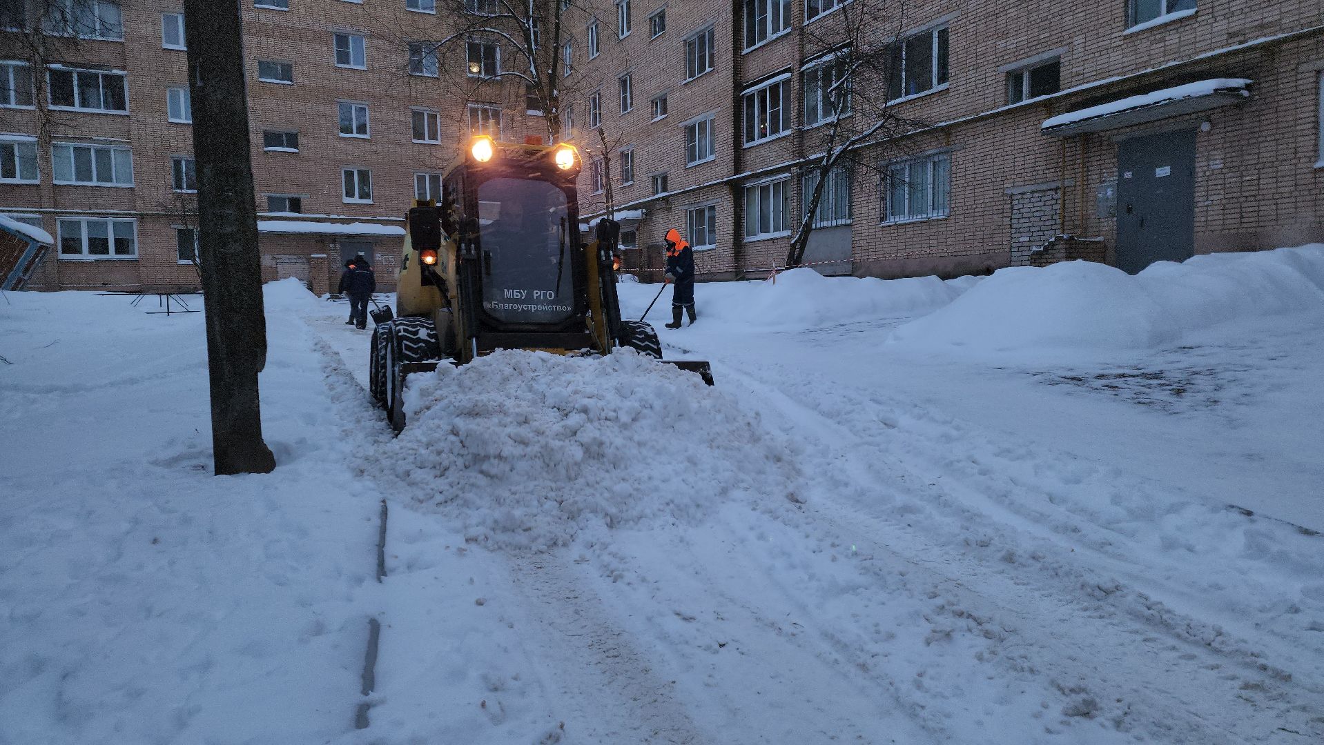 снегопад, уборка дворов, уборка снега, двороввйфутбол, коммунальное предприятие, благоустойство, руза,