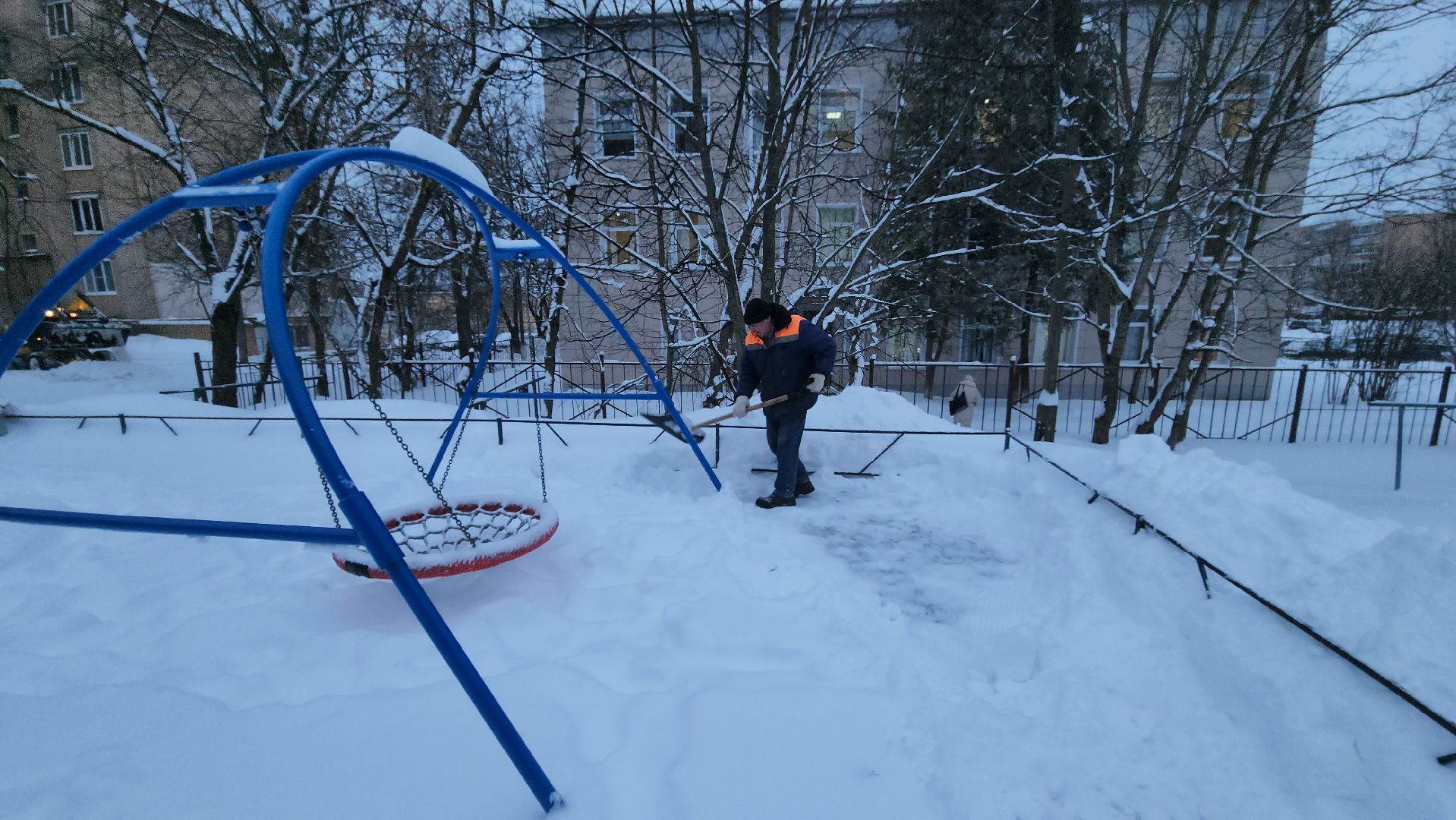 снегопад, уборка дворов, уборка снега, двороввйфутбол, коммунальное предприятие, благоустойство, руза,