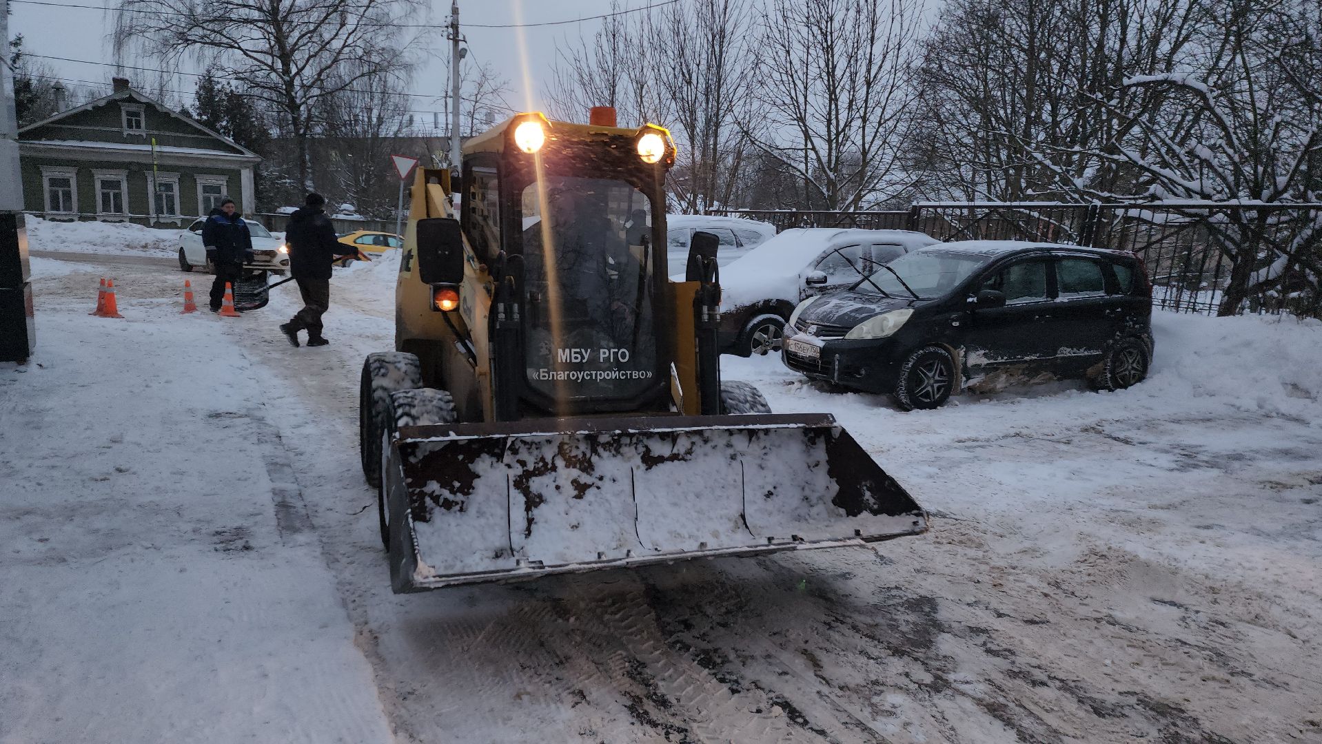 снегопад, уборка дворов, уборка снега, двороввйфутбол, коммунальное предприятие, благоустойство, руза,