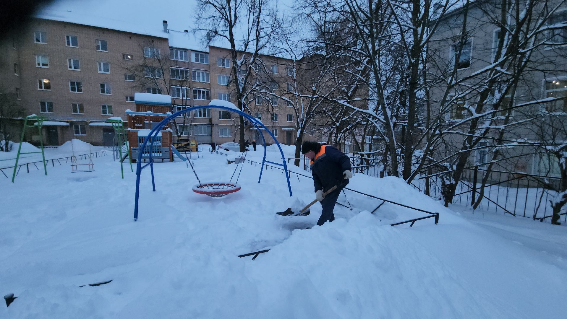 снегопад, уборка дворов, уборка снега, двороввйфутбол, коммунальное предприятие, благоустойство, руза,