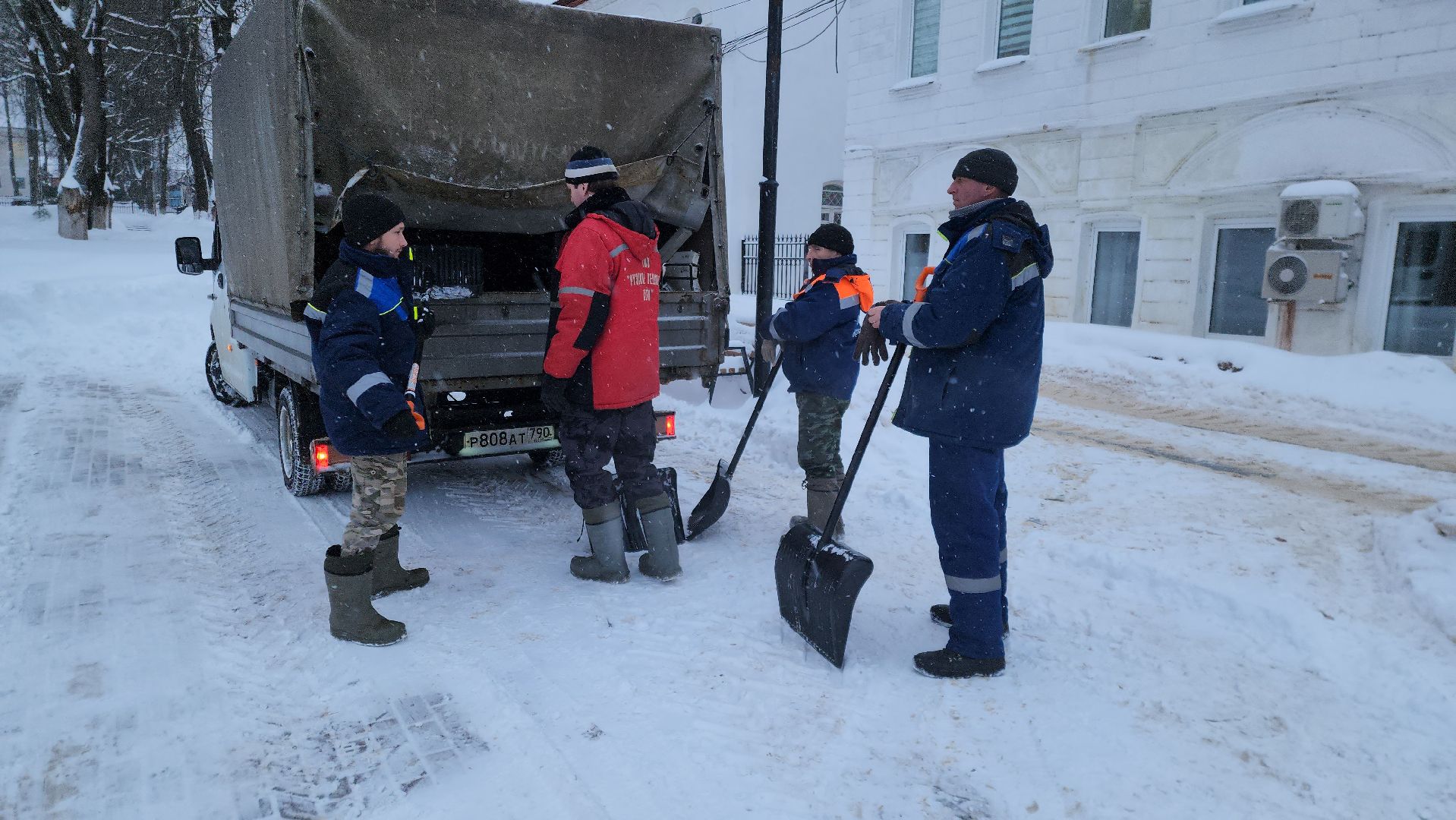 Снег, Площадь революции, Руза, благоустройство, зима 2024, рузский городской округ, коммунальная техника, коммунальные служба,