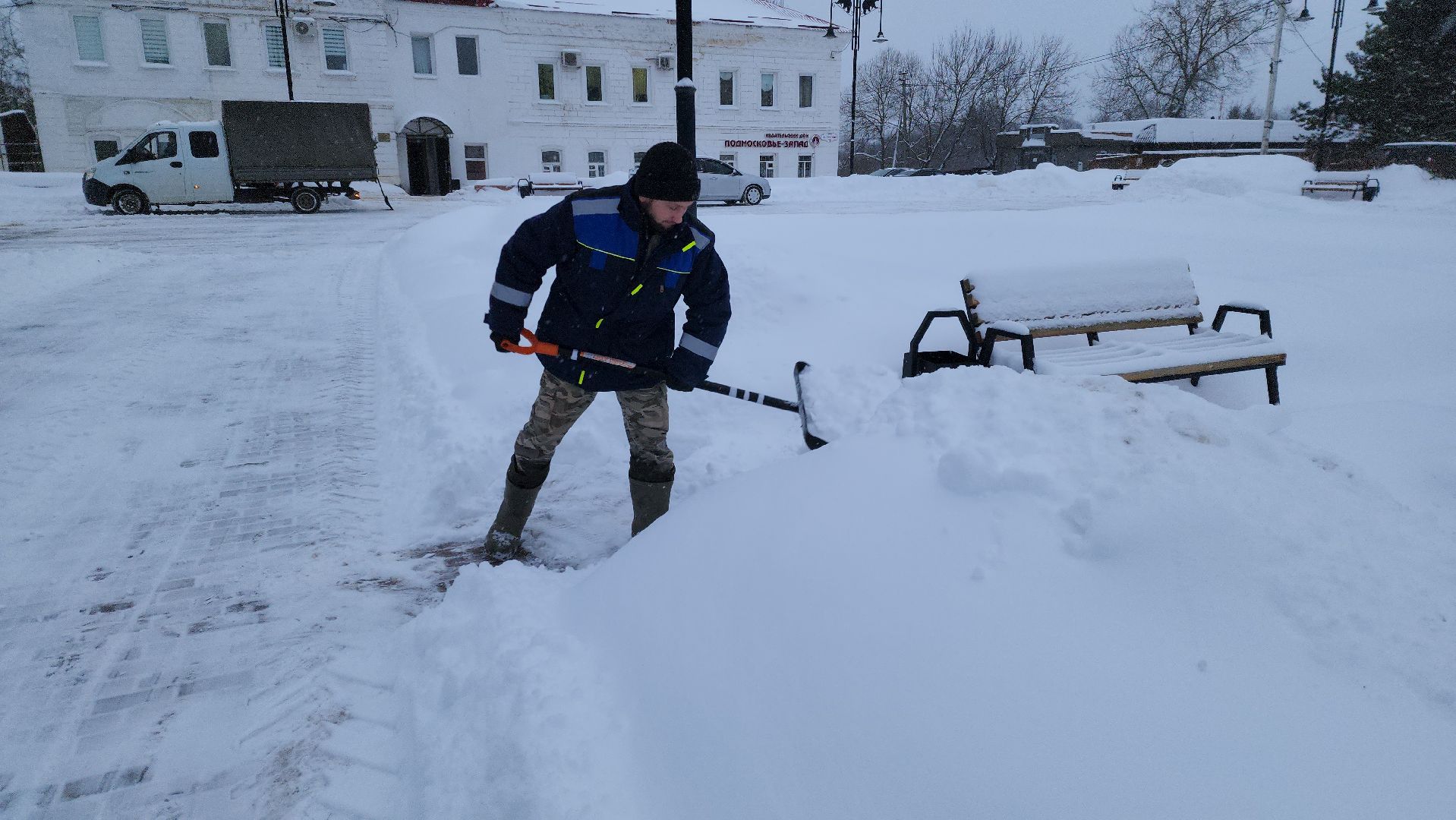Снег, Площадь революции, Руза, благоустройство, зима 2024, рузский городской округ, коммунальная техника, коммунальные служба,