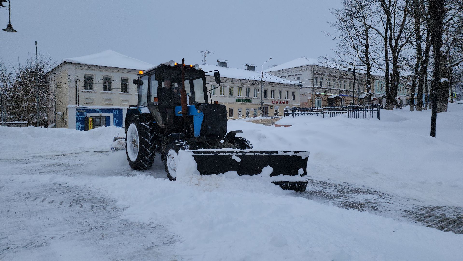 Снег, Площадь революции, Руза, благоустройство, зима 2024, рузский городской округ, коммунальная техника, коммунальные служба,