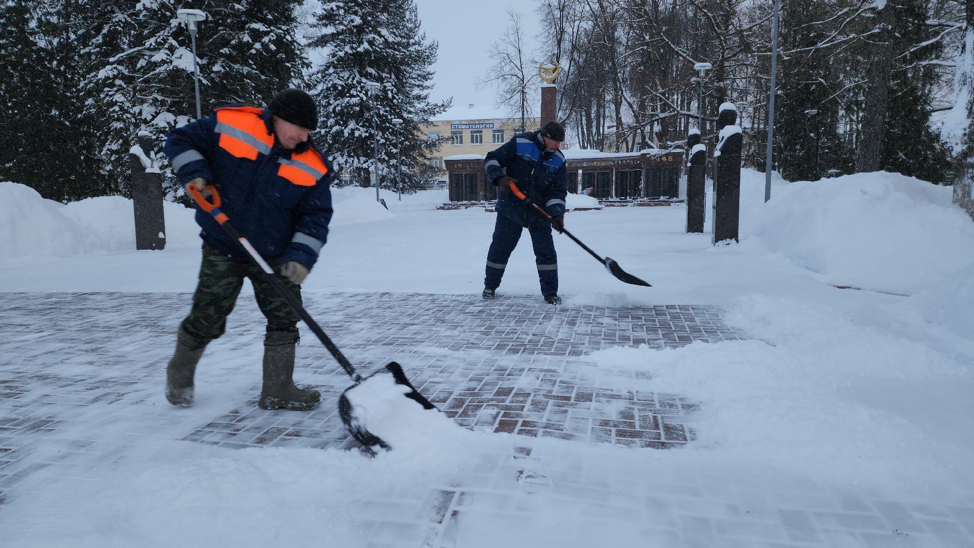 Снег, Площадь революции, Руза, благоустройство, зима 2024, рузский городской округ, коммунальная техника, коммунальные служба,