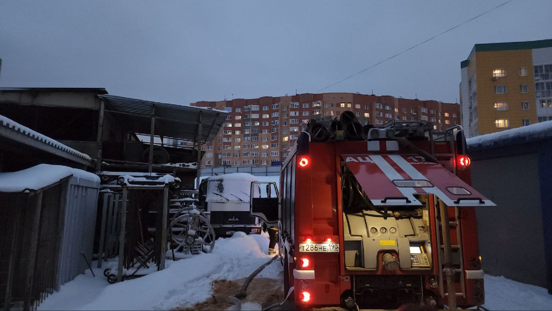 мытищи, Склад автозапчастей, пожар, Пожар в Мытищах, улица Силикатная, мчс, мчс россии, пожарные,