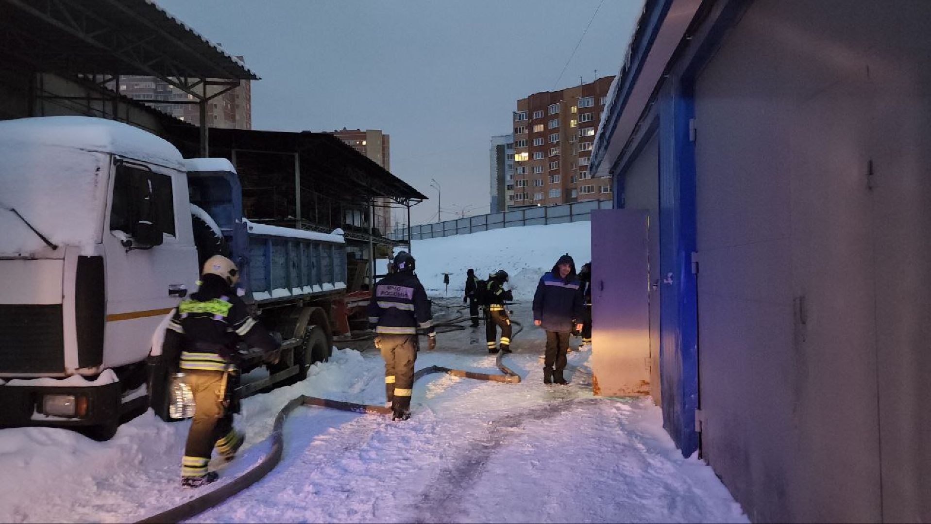 мытищи, Склад автозапчастей, пожар, Пожар в Мытищах, улица Силикатная, мчс, мчс россии, пожарные,