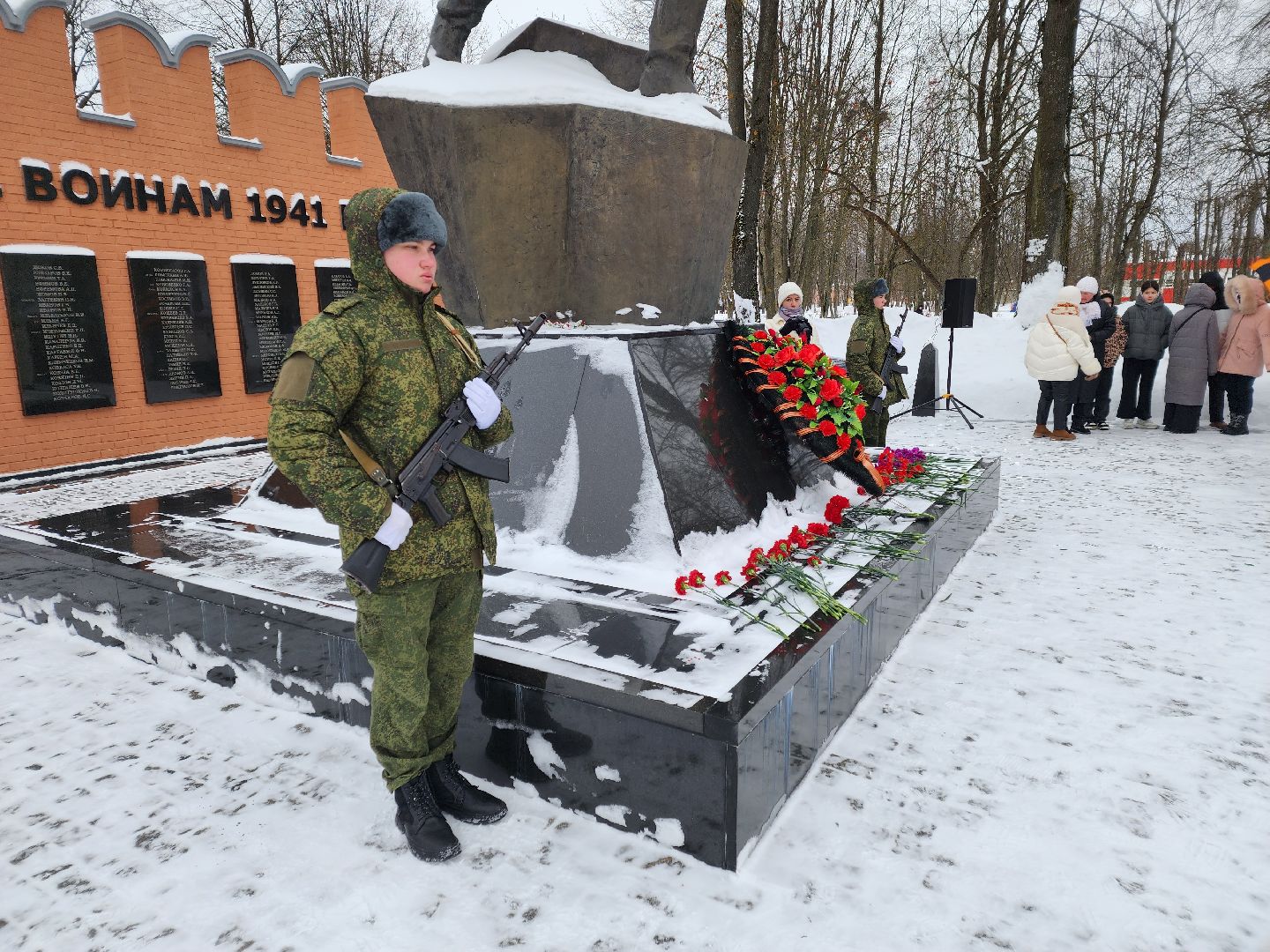волоколамск, ярополец, кремлевские курсанты, воины, память, памятник, мемориал, день освобождения,