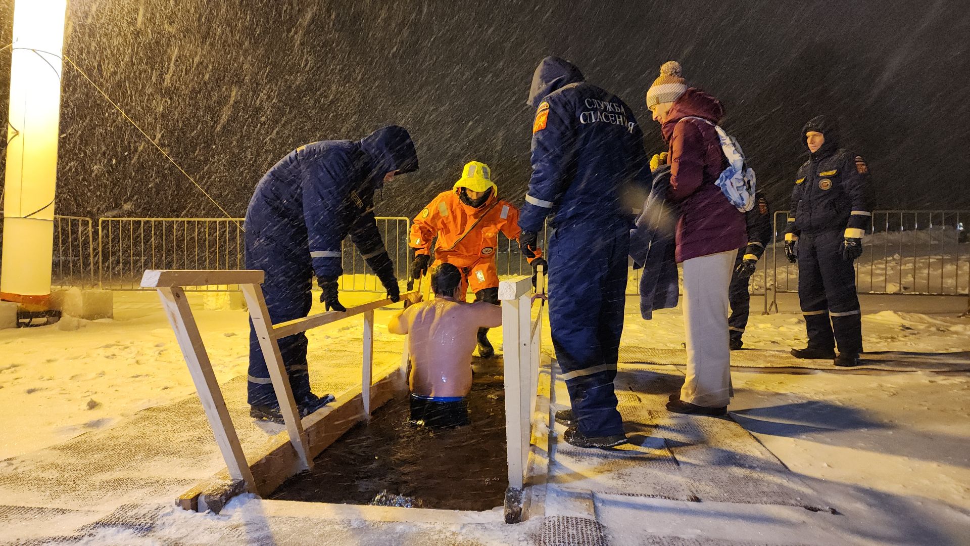 электросталь, купель, крещение, крещение господне, крещенские купания, крещенские купели, религия, мой город, горожане, зима 2024, зима в подмосковье, зима в парках,