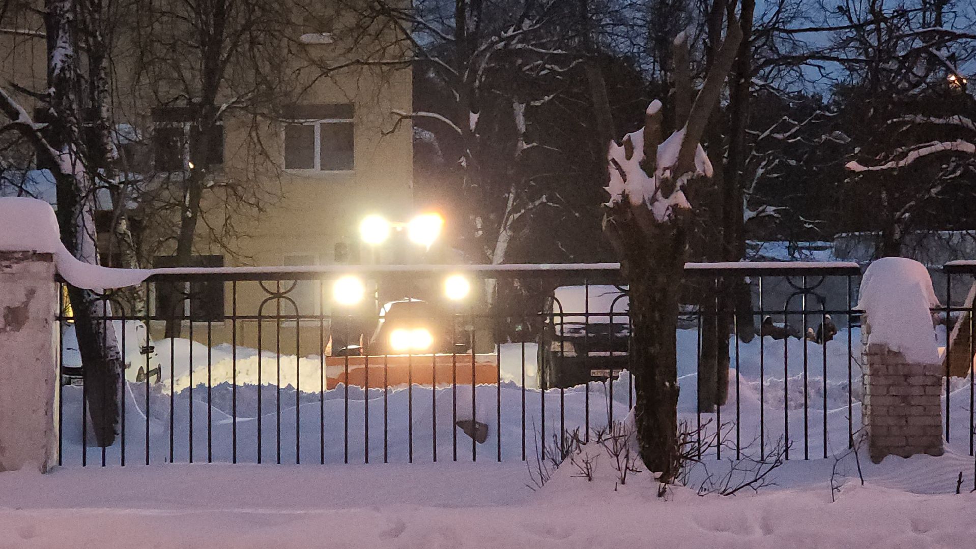 снегопад, уборка снега, коммунальные службы, трактор, Жуковская ОКБ, Агабекян, Никитин,