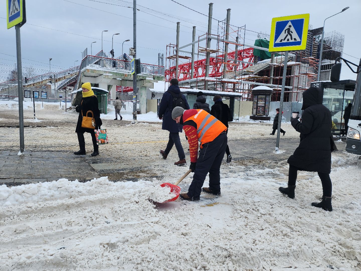 серпухов, подмосковье, уборка снега, дворник, трактор, подмосковье, снег, метель,