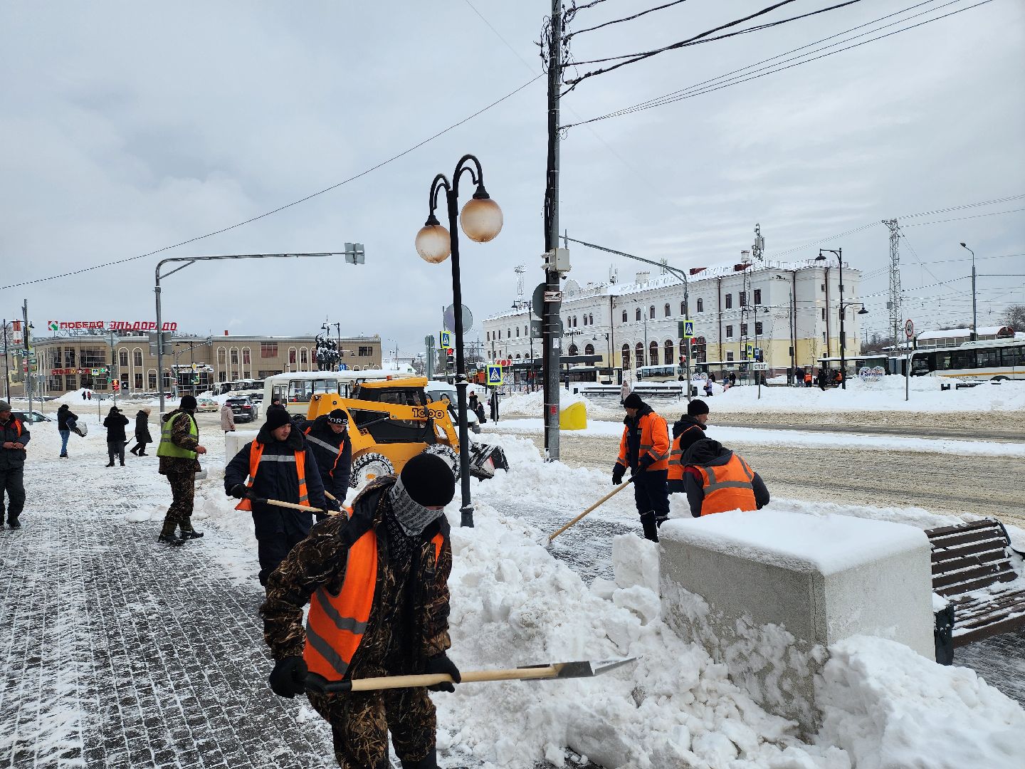 серпухов, подмосковье, уборка снега, дворник, трактор, подмосковье, снег, метель,
