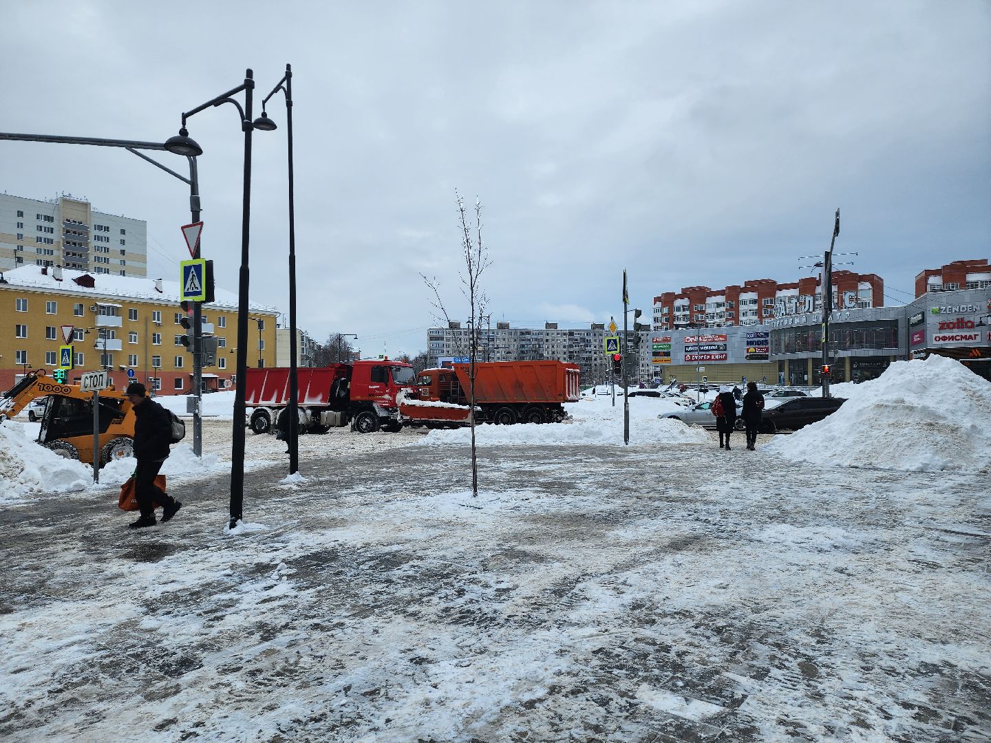 серпухов, подмосковье, уборка снега, дворник, трактор, подмосковье, снег, метель,