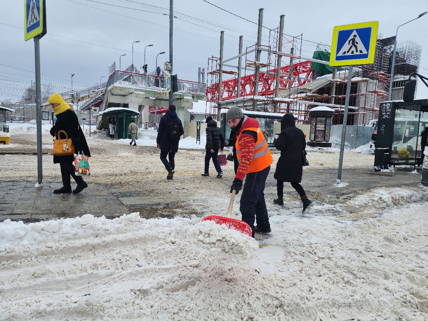 серпухов, подмосковье, уборка снега, дворник, трактор, подмосковье, снег, метель,