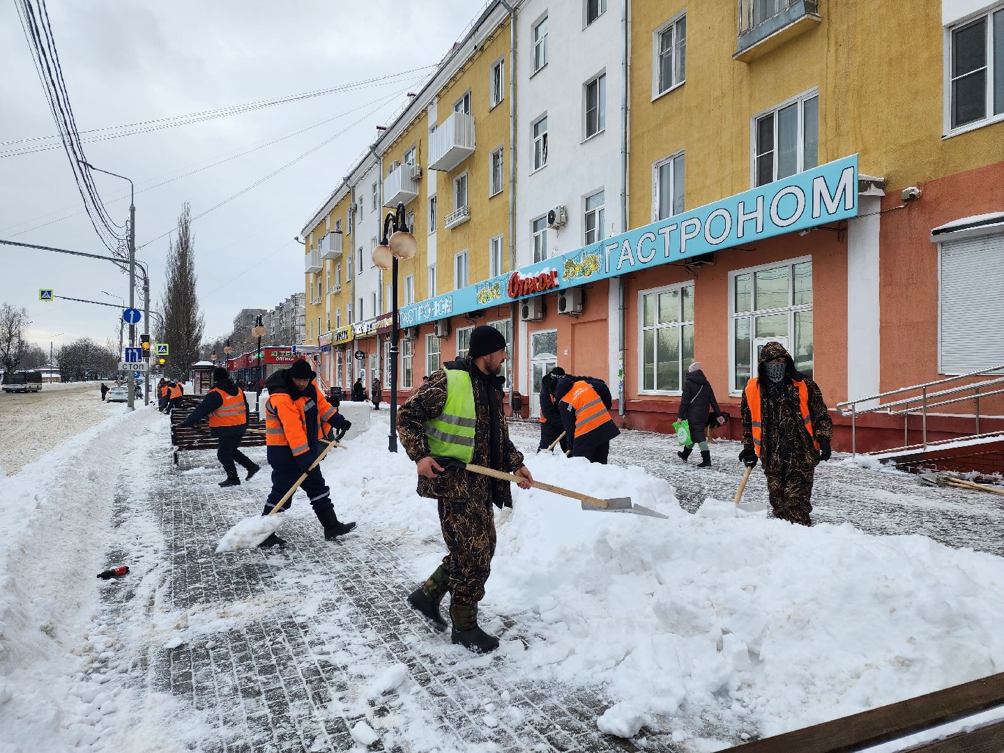 серпухов, подмосковье, уборка снега, дворник, трактор, подмосковье, снег, метель,
