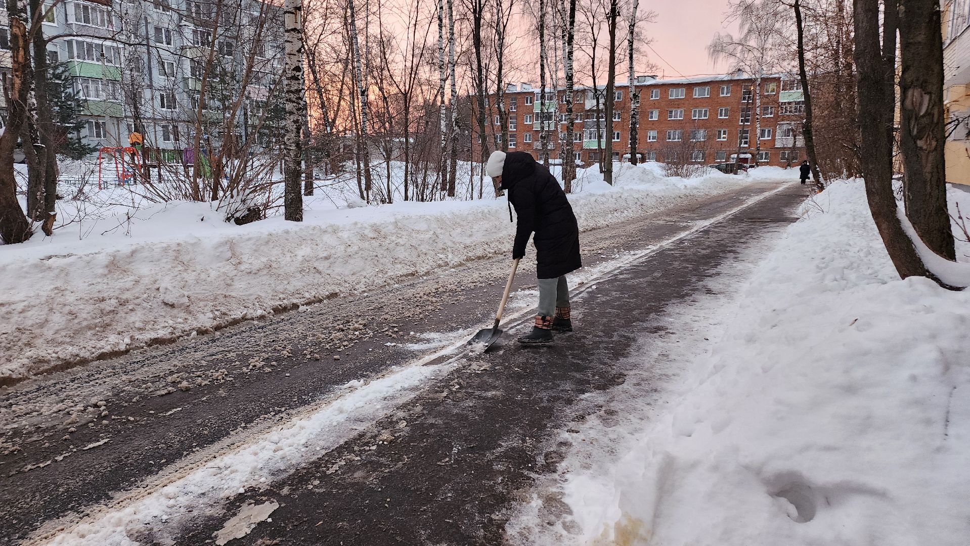 дворник, уборка снега, егорьевск, Подмосковье, Московская область,
