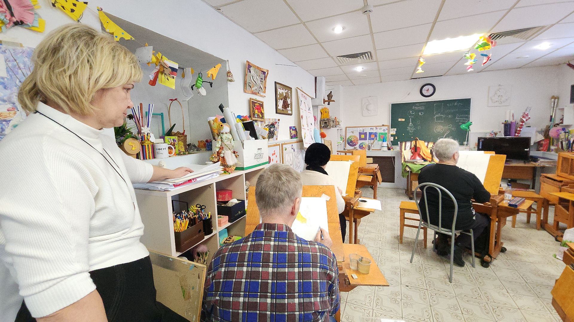 активное долголетие, электросталь, мой город, пенсионер, пенсионеры, студия, изостудия, досуг, культура, живопись, художественная выставка,