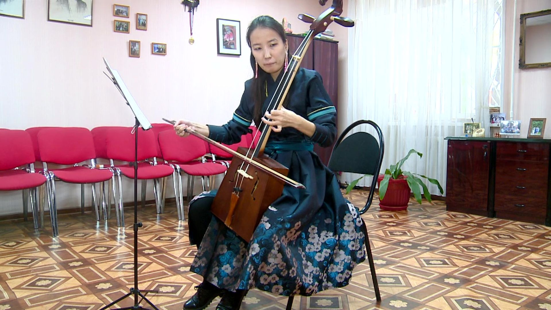 Реутов, Образование, музыкальная школа, моринхур, игра на моринхуре, ноты, смычок, лошадь,