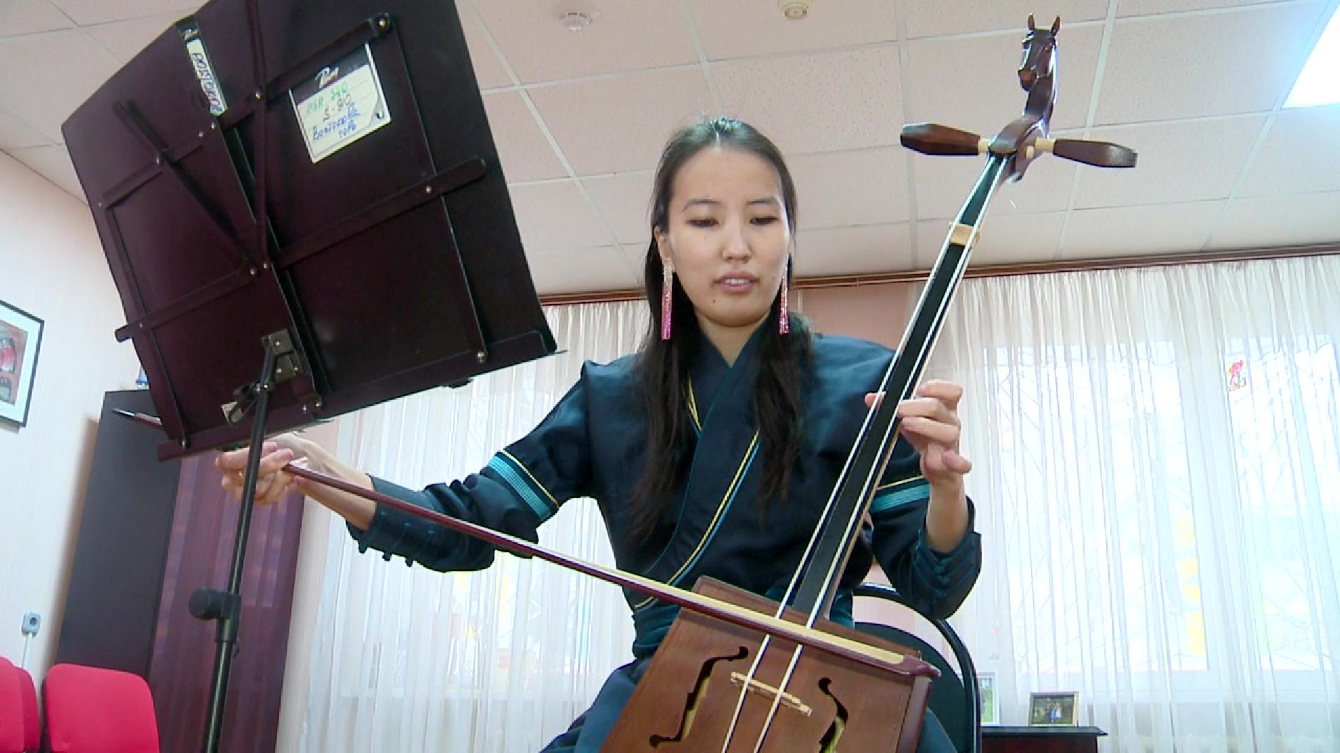 Реутов, Образование, музыкальная школа, моринхур, игра на моринхуре, ноты, смычок, лошадь,