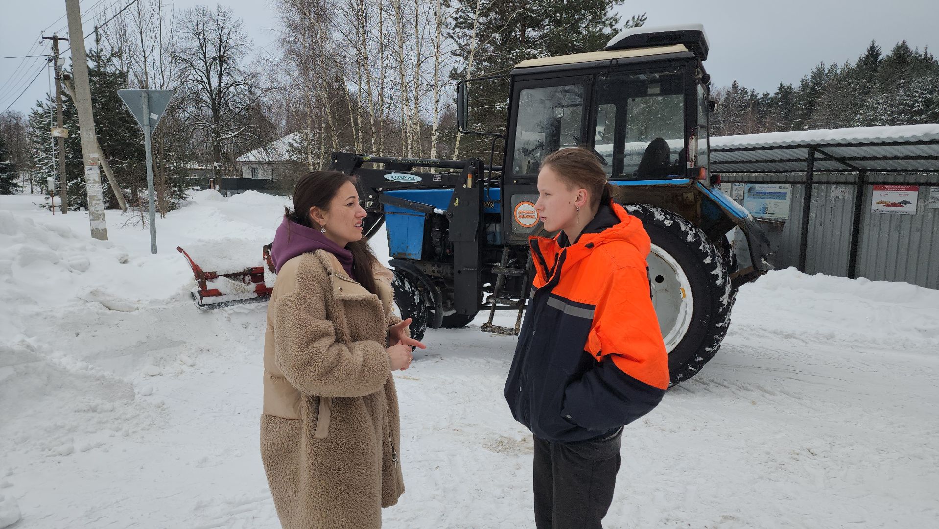 Девушка на тракторе, благоустойство, дороги, Егорьевск, Подмосковье, московская область,