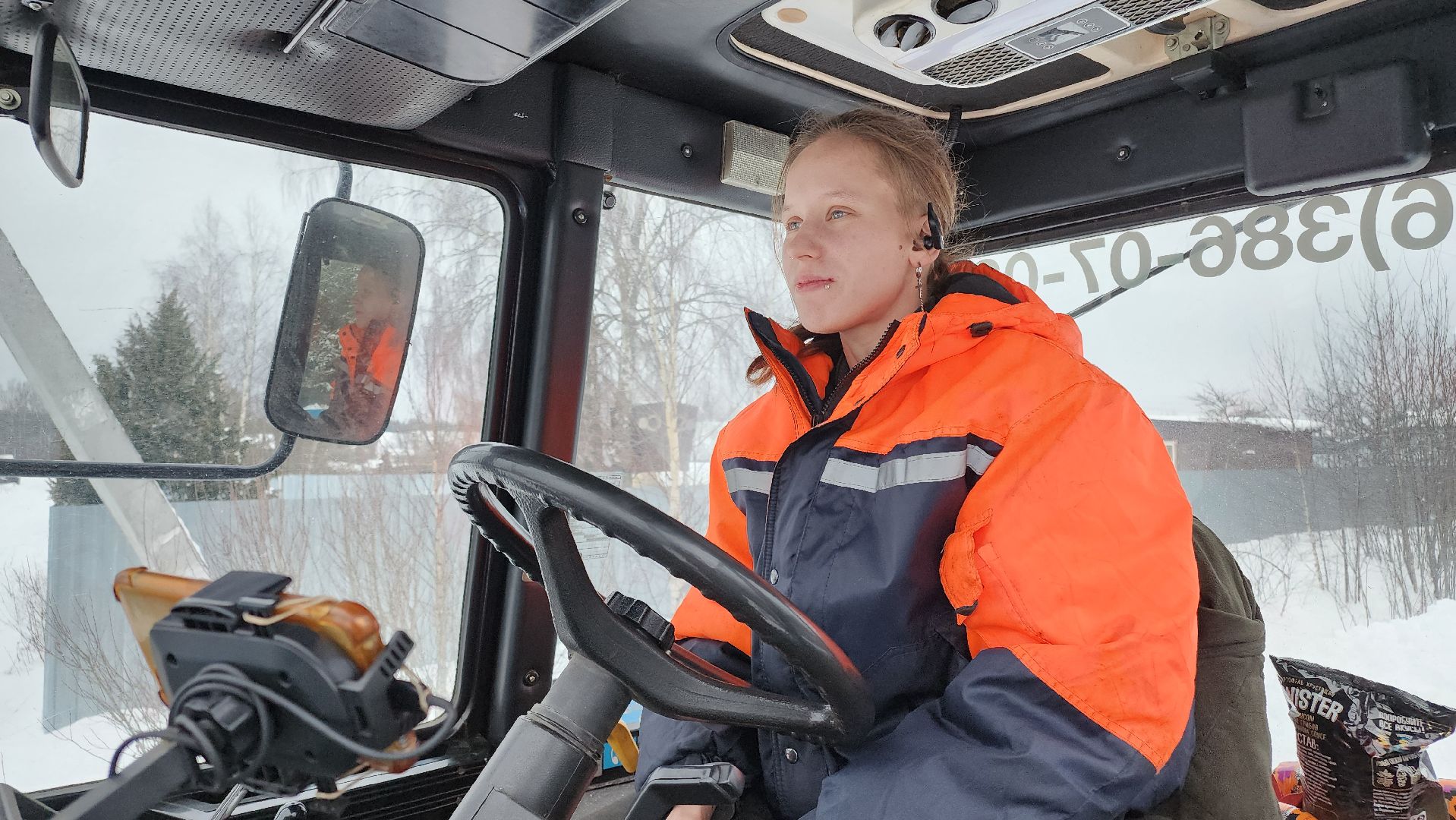 Девушка на тракторе, благоустойство, дороги, Егорьевск, Подмосковье, московская область,