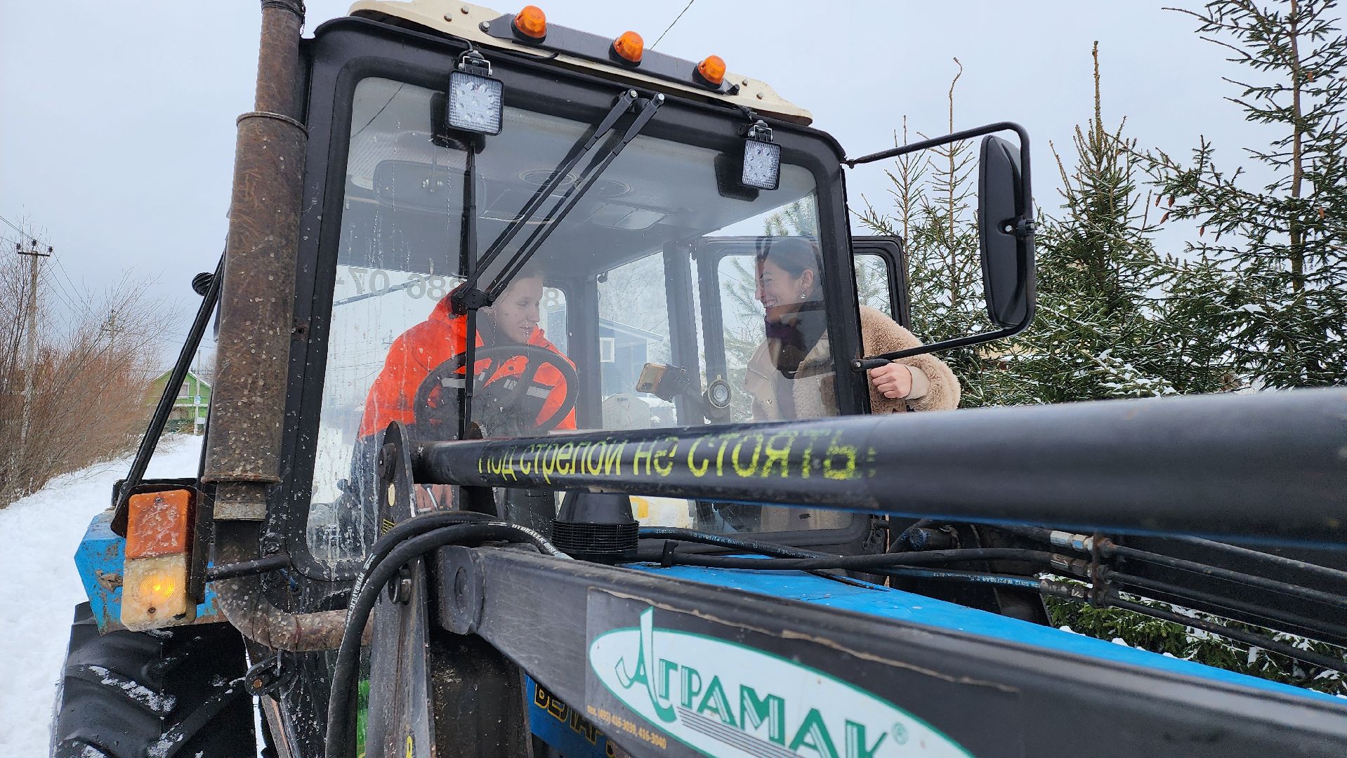 Девушка на тракторе, благоустойство, дороги, Егорьевск, Подмосковье, московская область,