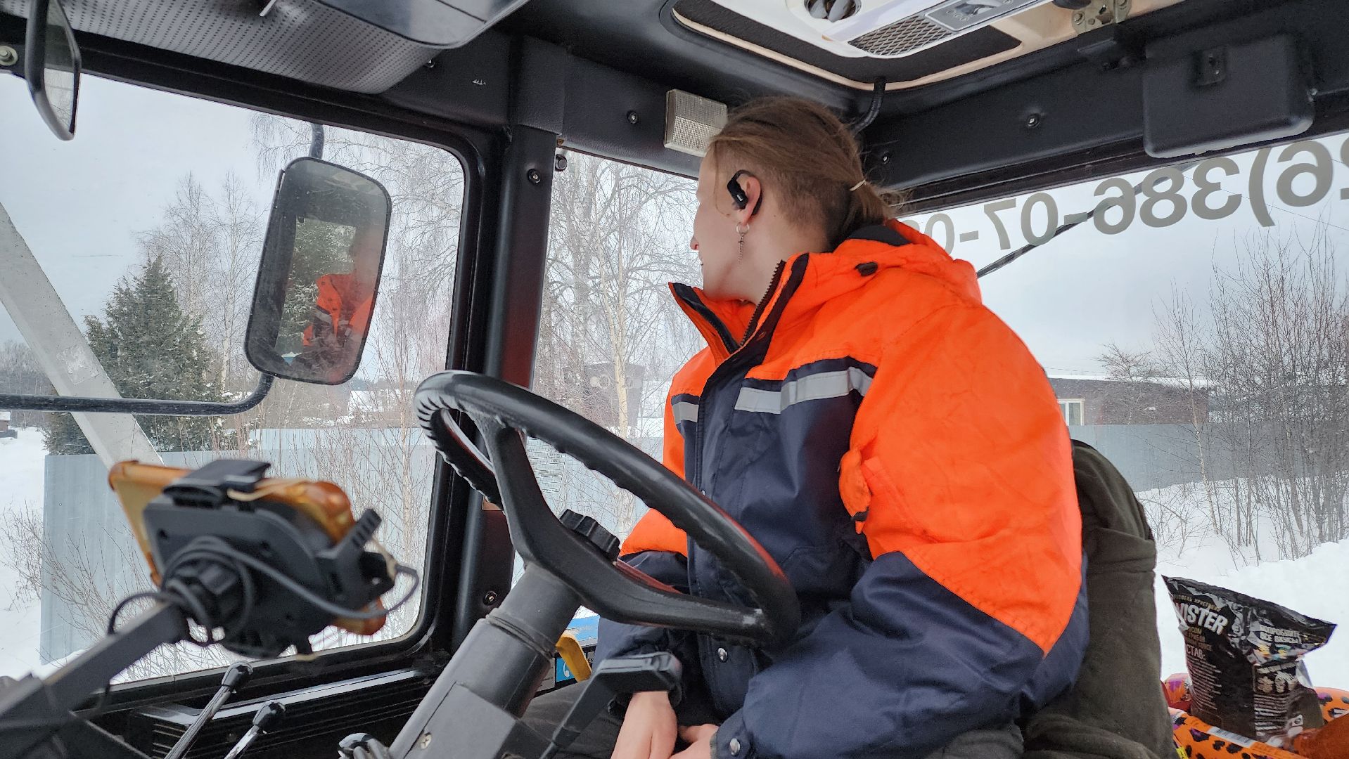 Девушка на тракторе, благоустойство, дороги, Егорьевск, Подмосковье, московская область,
