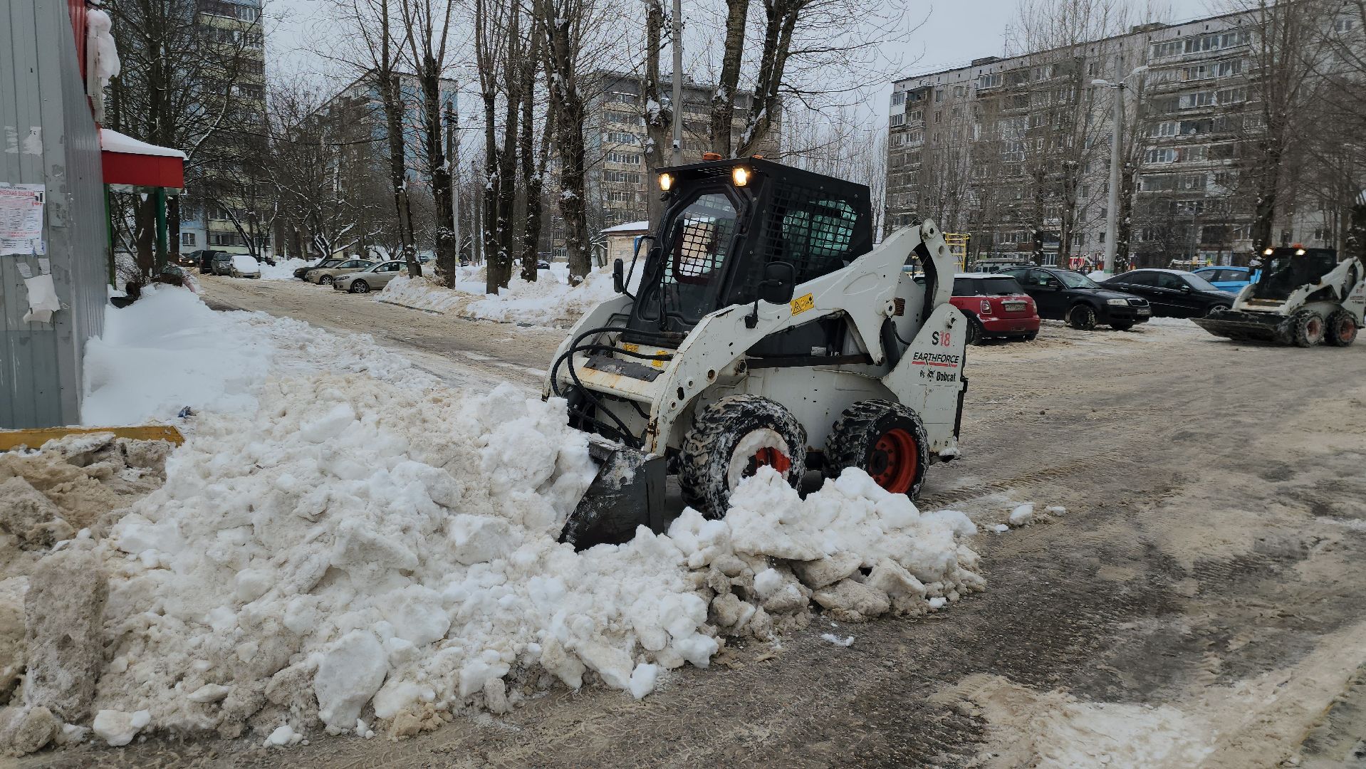 благоустойство, уборка дворов, уборка снега, коммунальная техника, коммунальщики, руза, рузский городской округ,
