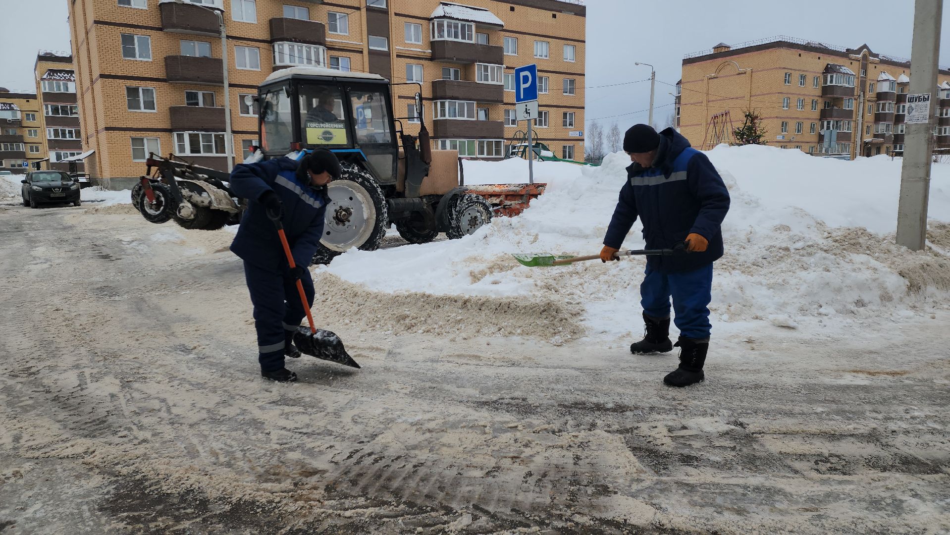 благоустойство, уборка дворов, уборка снега, коммунальная техника, коммунальщики, руза, рузский городской округ,