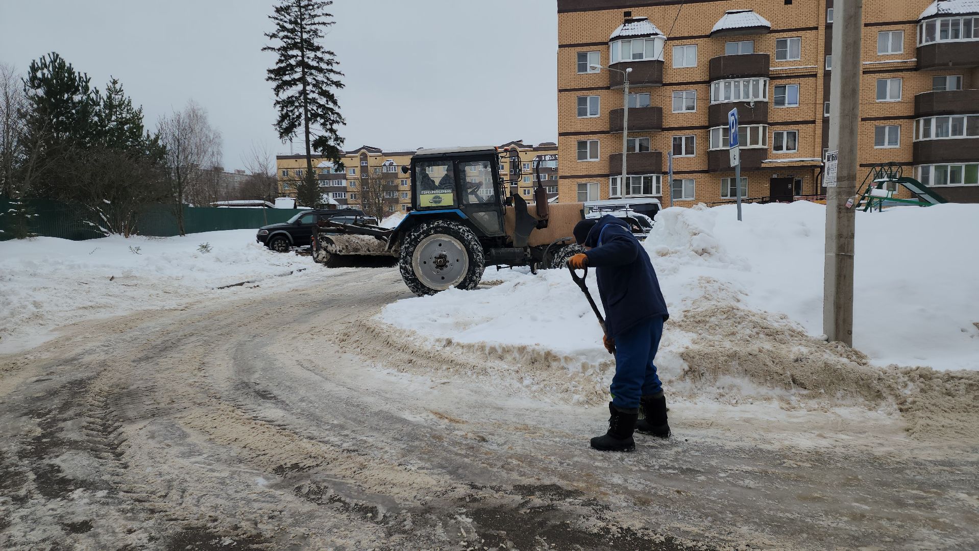 благоустойство, уборка дворов, уборка снега, коммунальная техника, коммунальщики, руза, рузский городской округ,