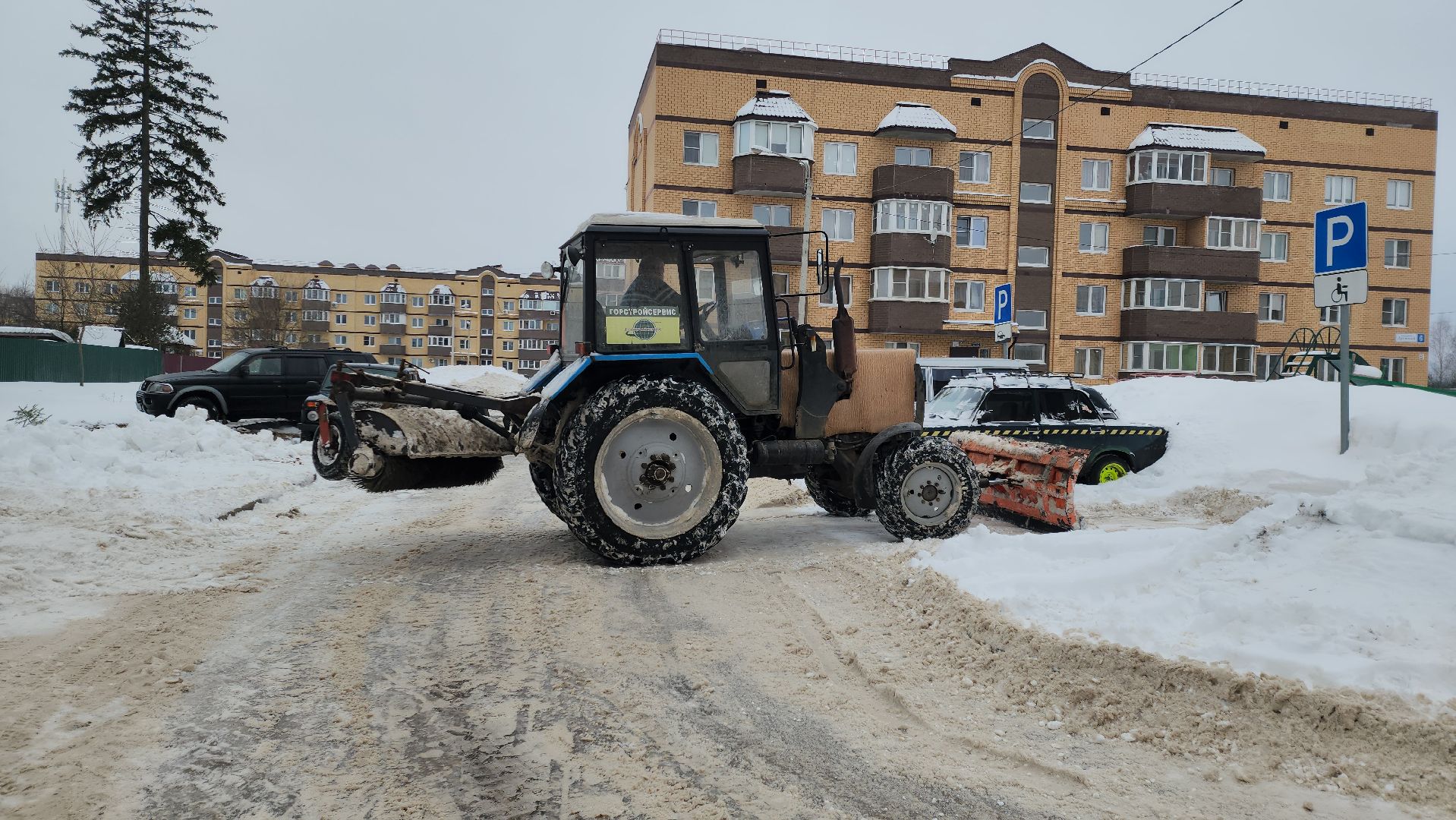 благоустойство, уборка дворов, уборка снега, коммунальная техника, коммунальщики, руза, рузский городской округ,
