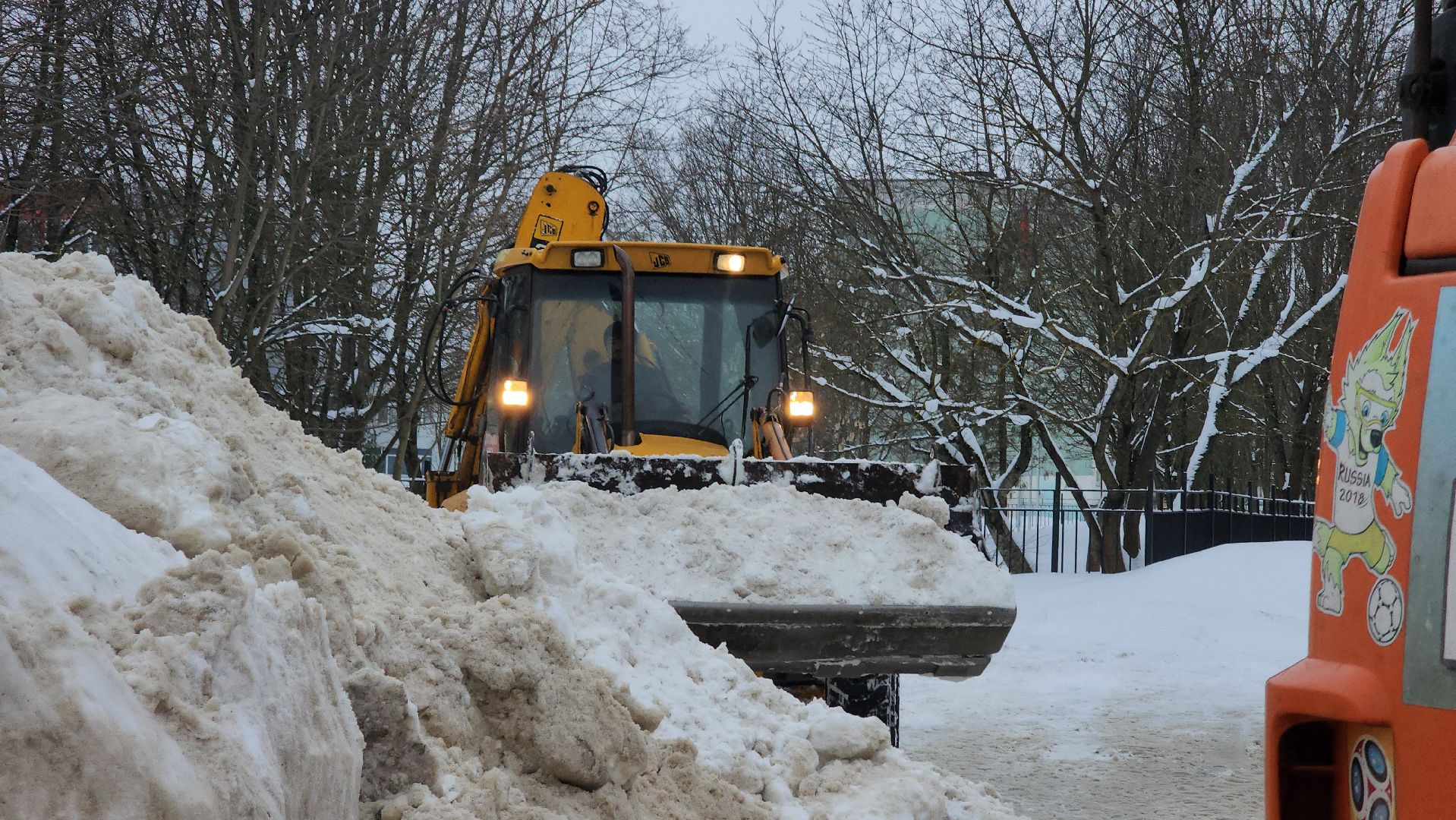 благоустойство, уборка дворов, уборка снега, коммунальная техника, коммунальщики, руза, рузский городской округ,