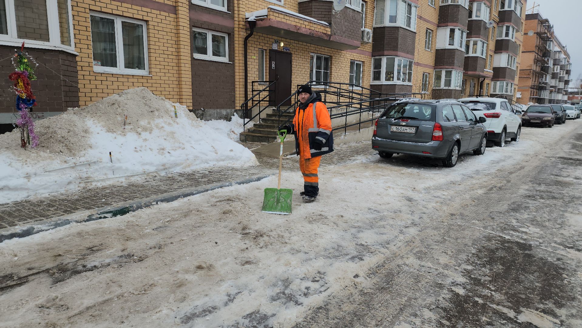 благоустойство, уборка дворов, уборка снега, коммунальная техника, коммунальщики, руза, рузский городской округ,