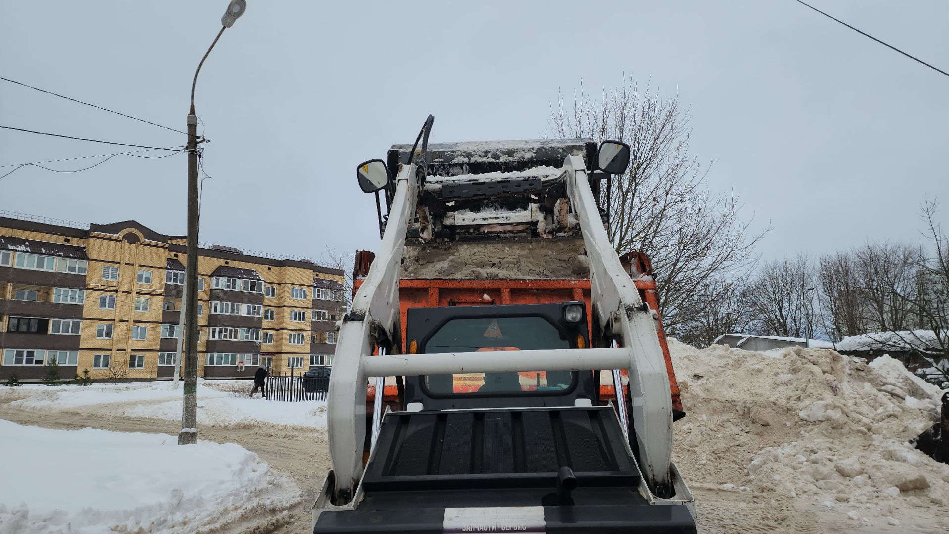 благоустойство, уборка дворов, уборка снега, коммунальная техника, коммунальщики, руза, рузский городской округ,