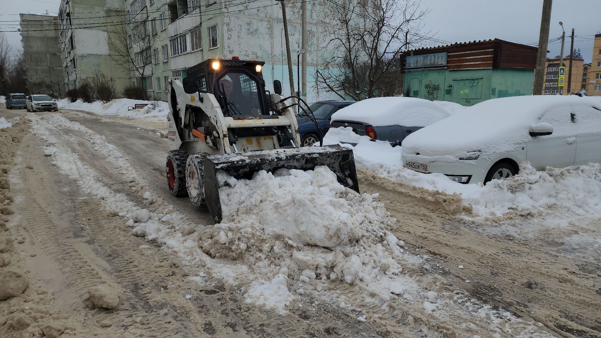 благоустойство, уборка дворов, уборка снега, коммунальная техника, коммунальщики, руза, рузский городской округ,