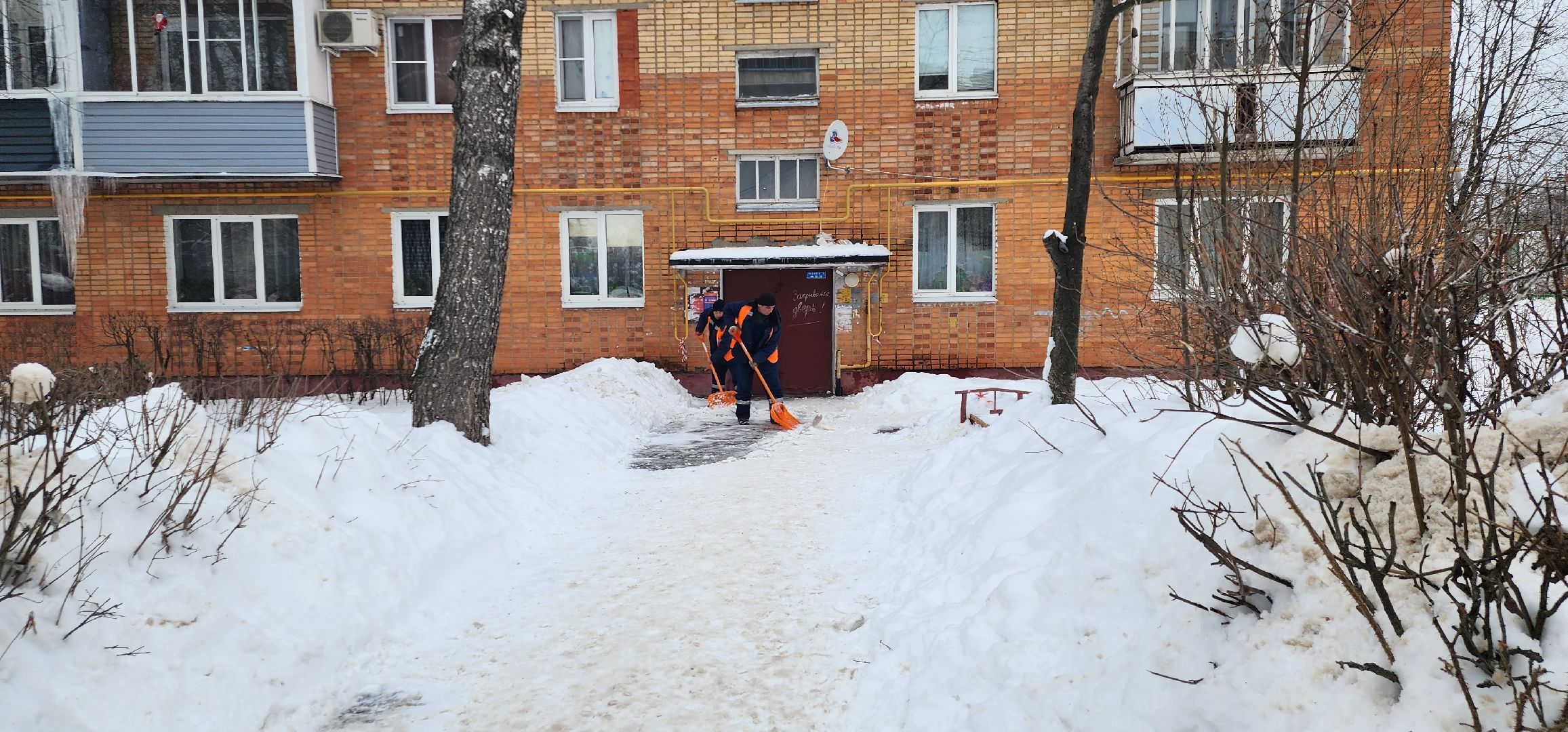 сосульки на крышах, село Вельяминово, Домодедово, уборка снега,