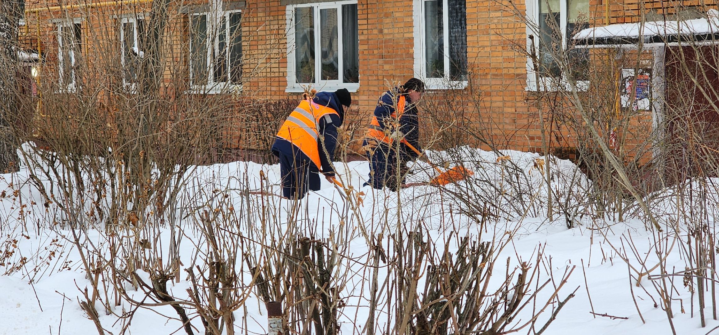 сосульки на крышах, село Вельяминово, Домодедово, уборка снега,