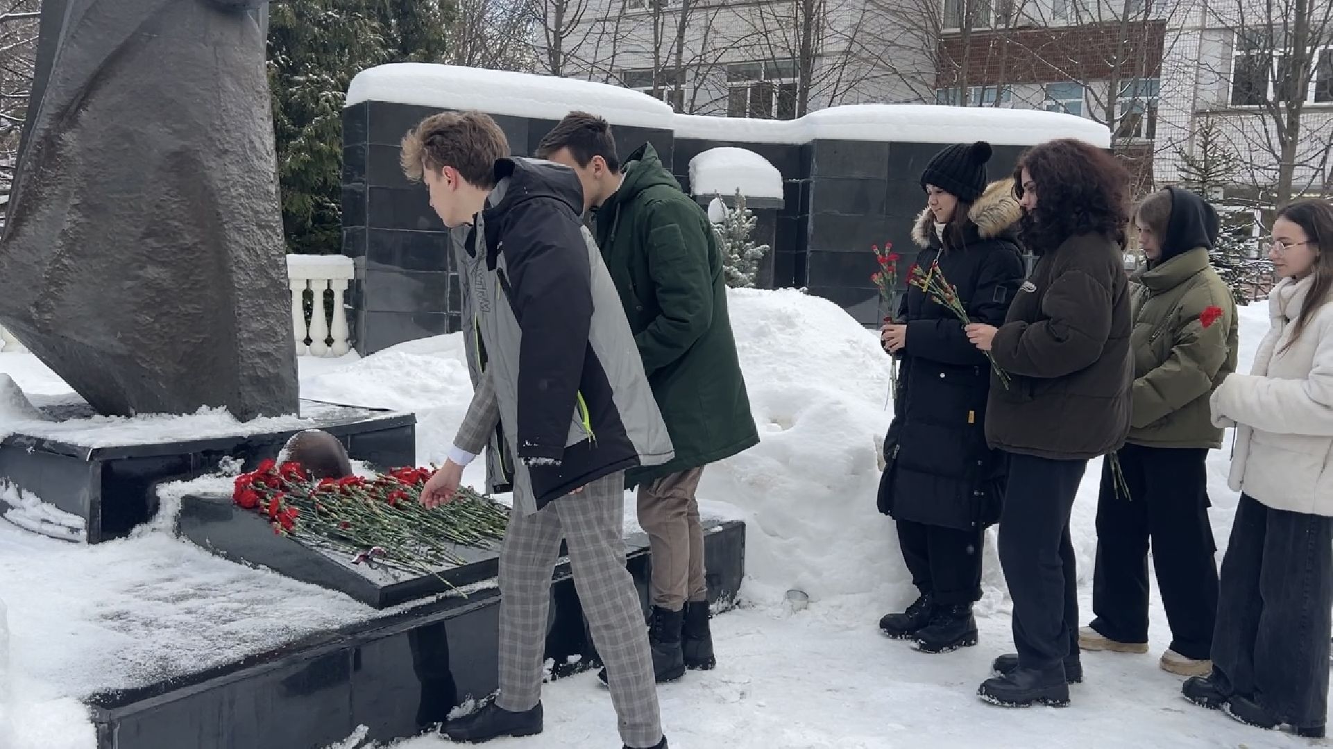химки, памятник, возложение цветов, сталинградская битва, акция памяти, общество,