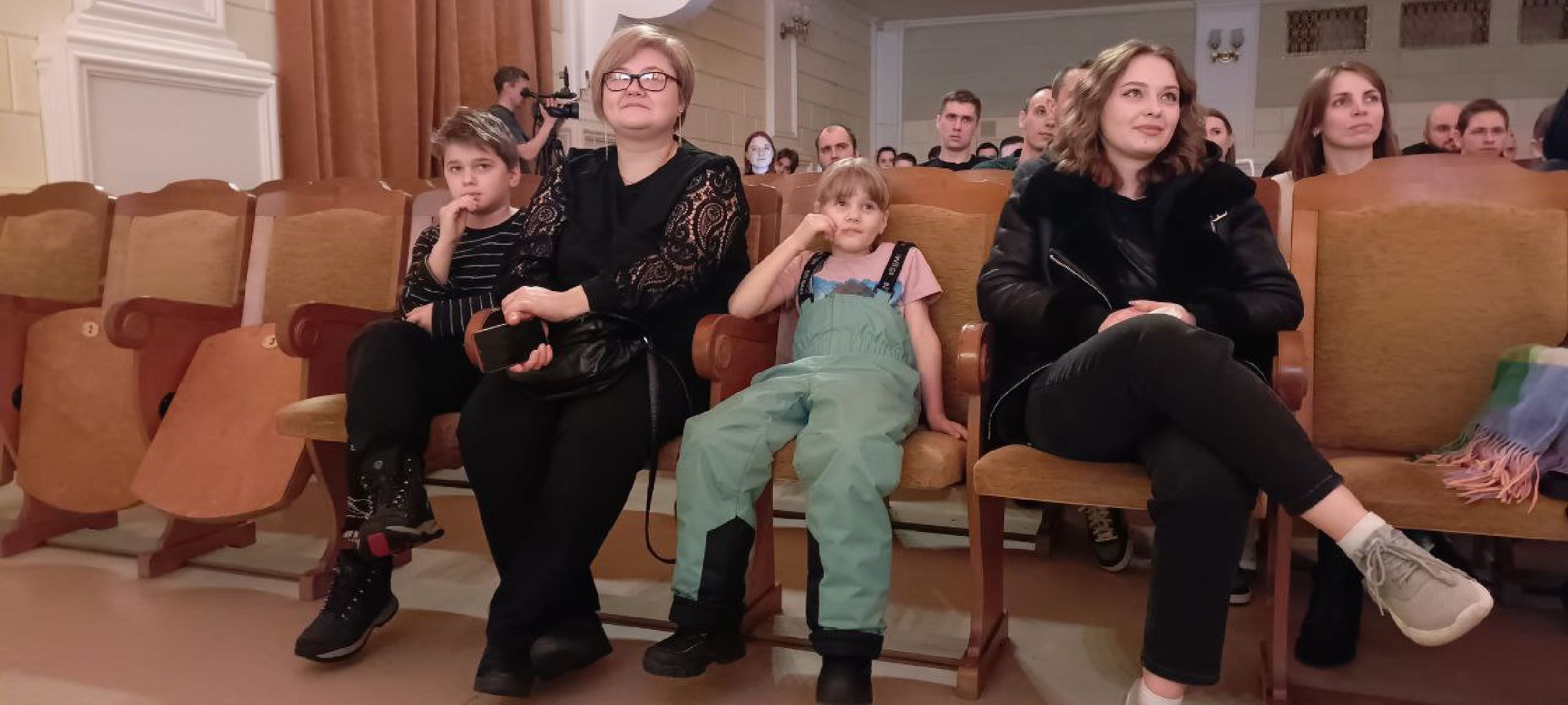 Дмитров, Ха-ха Лига КВН, Диванодамы,