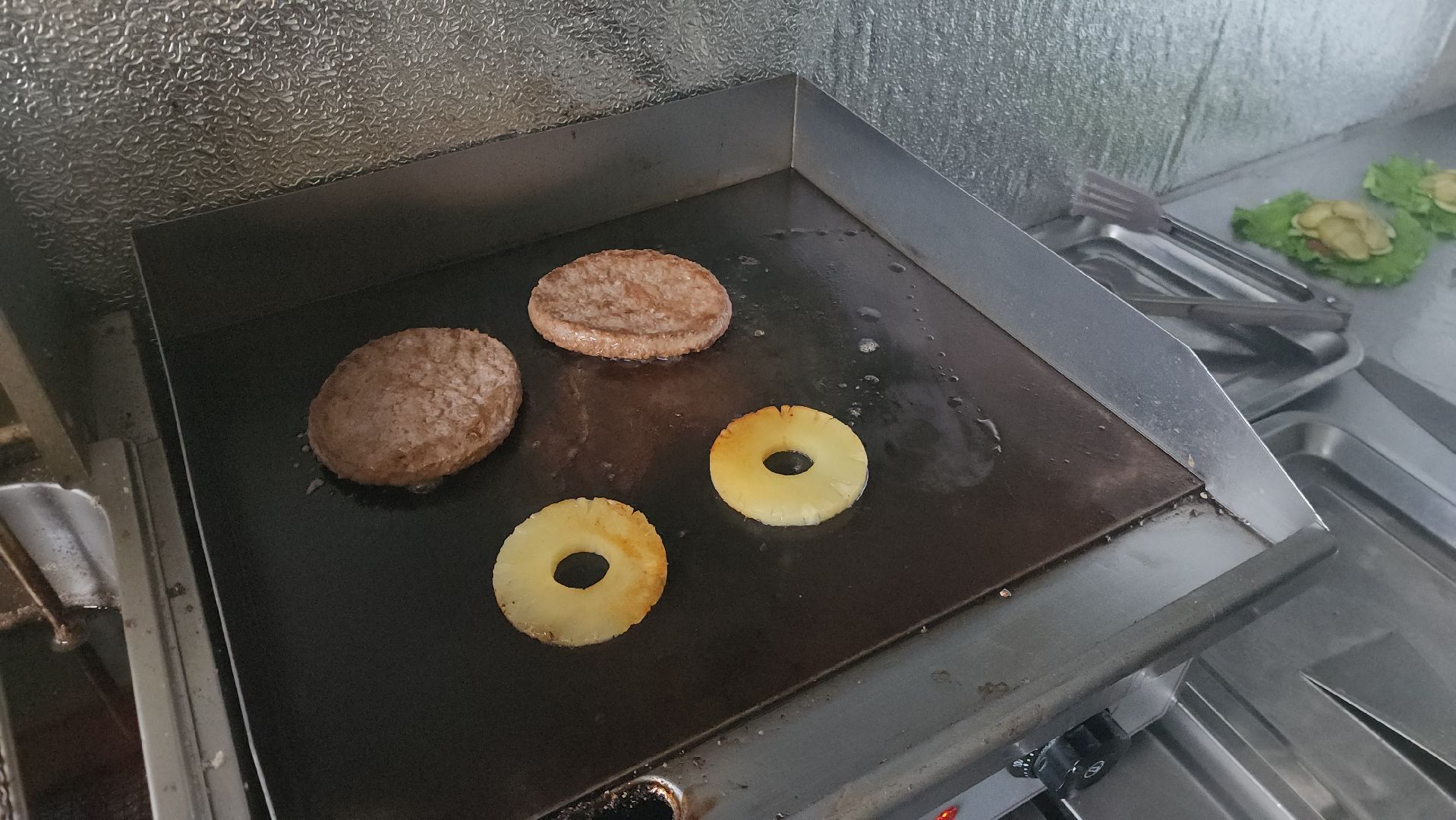 шатура, ешь в подмосковье, бургер с ананасом, жареный ананас, бургеры, пицца, программа губернатора,