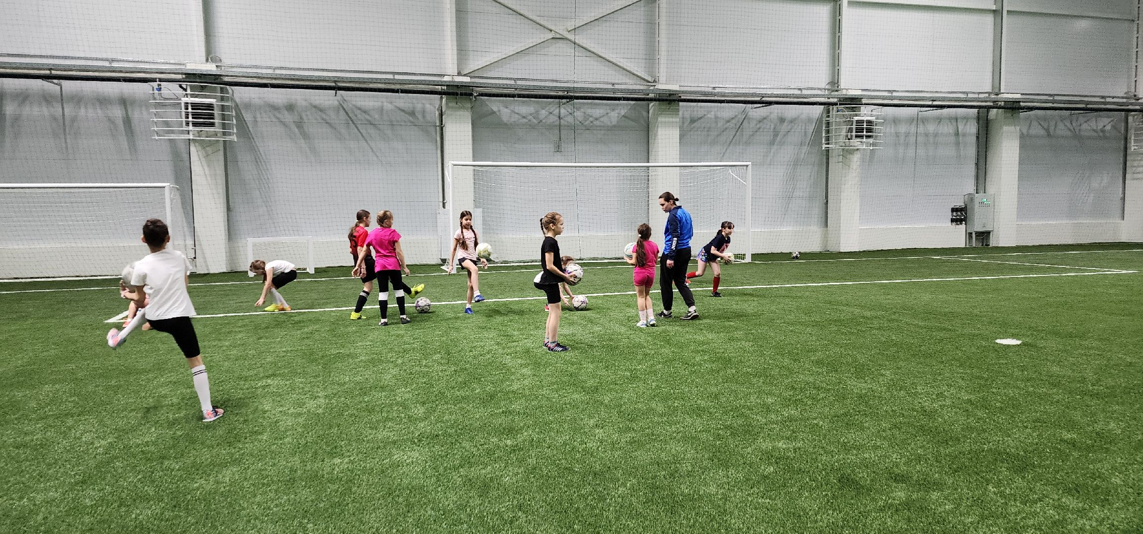 девочки и футбол, новый манеж, Домодедово, Велес,