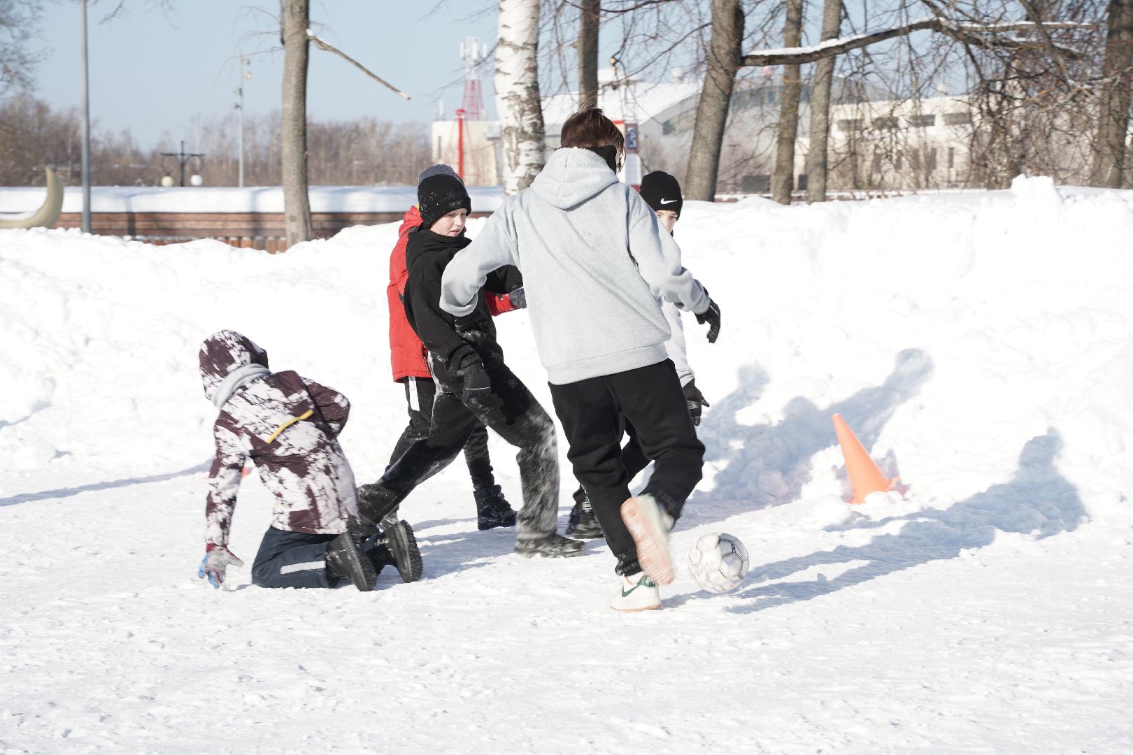 Рошаль, стартуют все, парк Крестов брод, зима в Подмомсковье, зима в парке, Большая Шатура, скандинавская ходьба, футбол на снегу, хоккей на снегу, спорт, активное долголетие,
