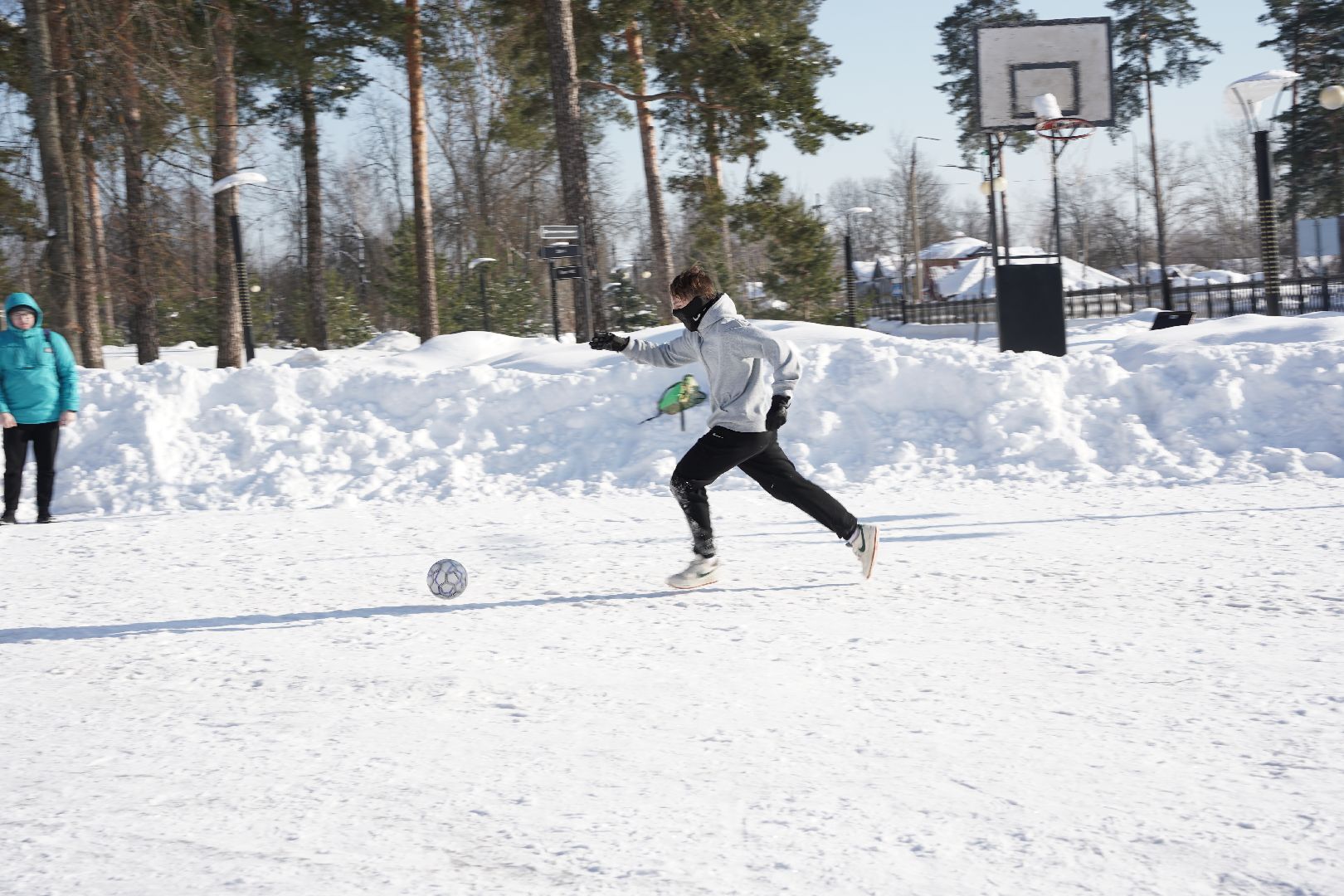 Рошаль, стартуют все, парк Крестов брод, зима в Подмомсковье, зима в парке, Большая Шатура, скандинавская ходьба, футбол на снегу, хоккей на снегу, спорт, активное долголетие,