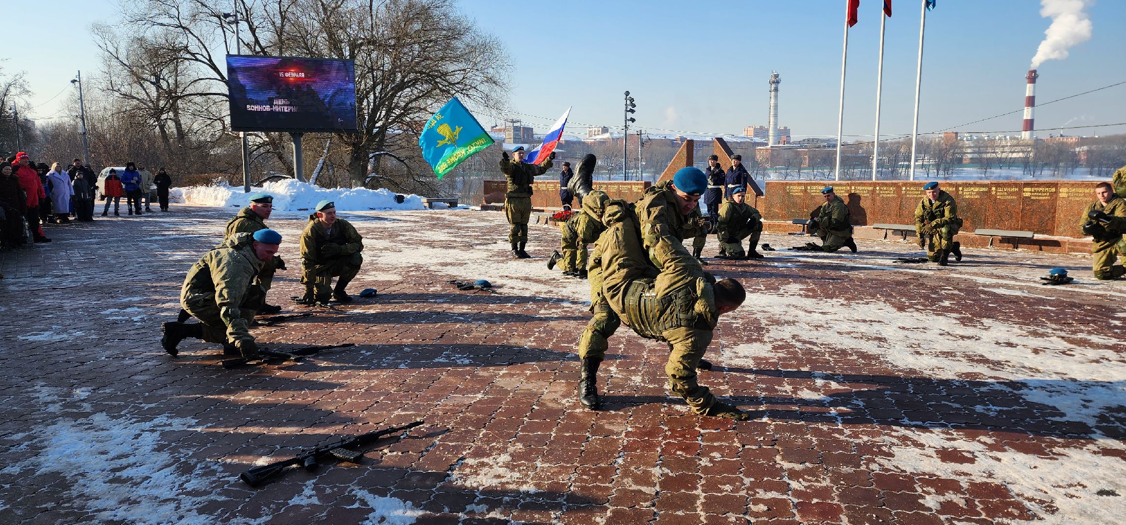 раменское, общество, памятное мероприятие на площади Победы, показательные выступления десантников,