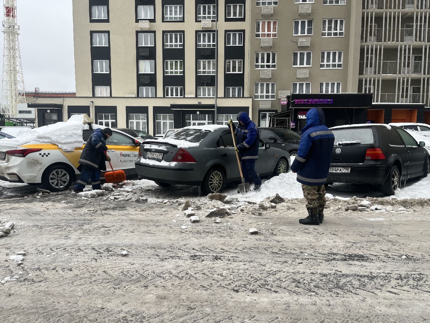 уборка дворов, убирают снег, непогода, коммунальные службы,