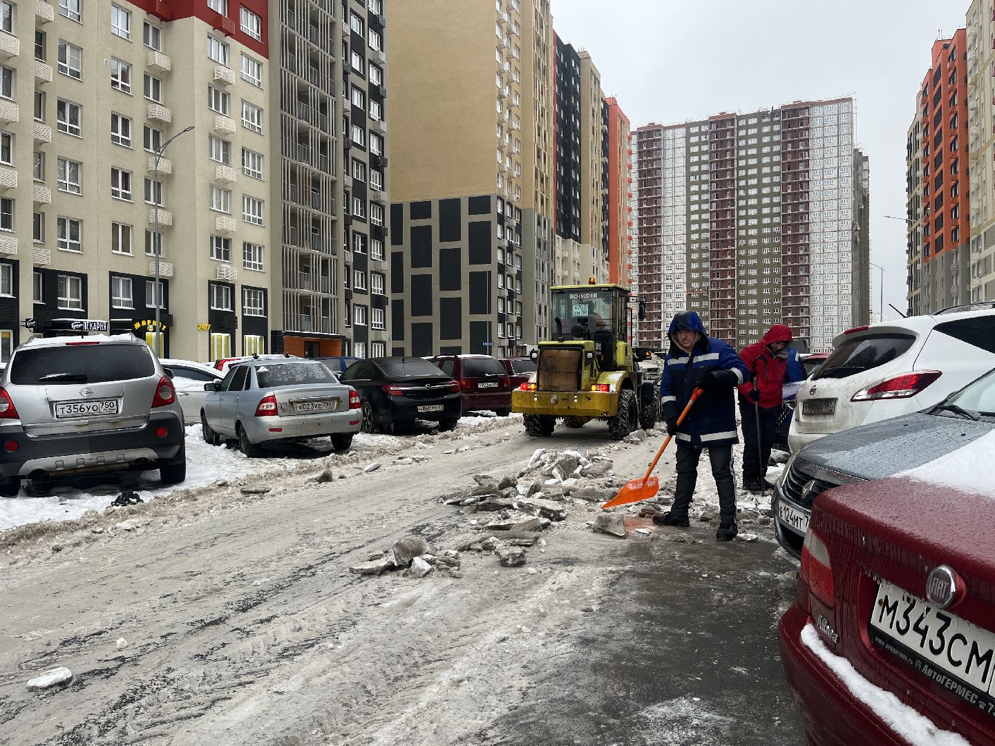 уборка дворов, убирают снег, непогода, коммунальные службы,