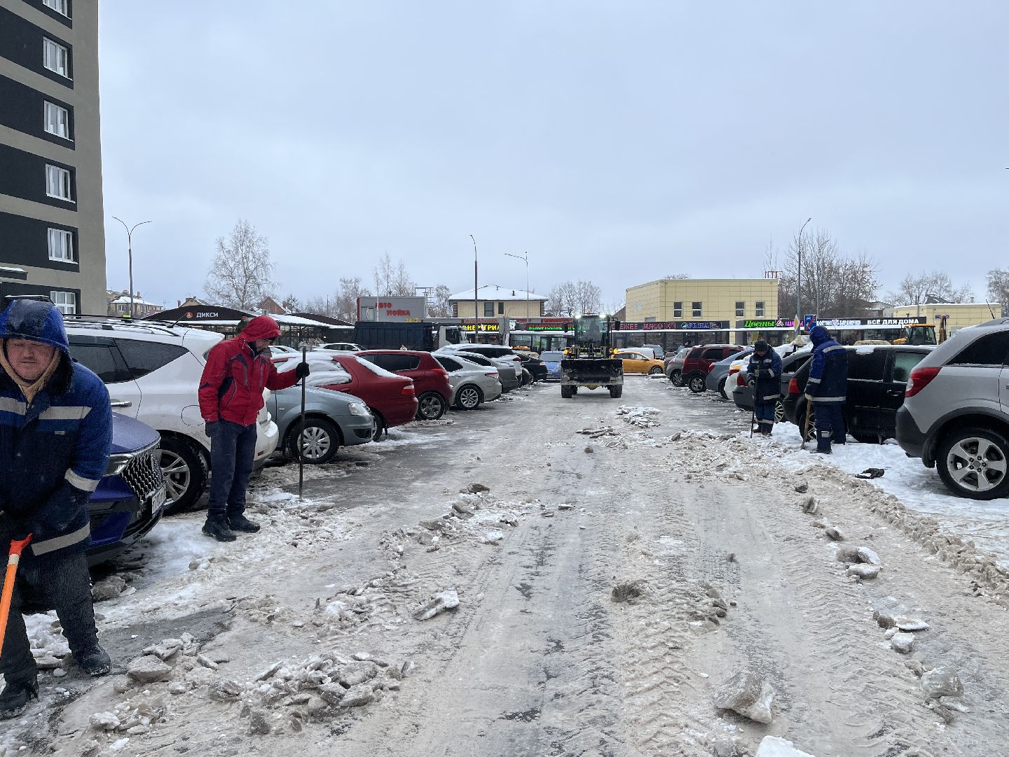 уборка дворов, убирают снег, непогода, коммунальные службы,