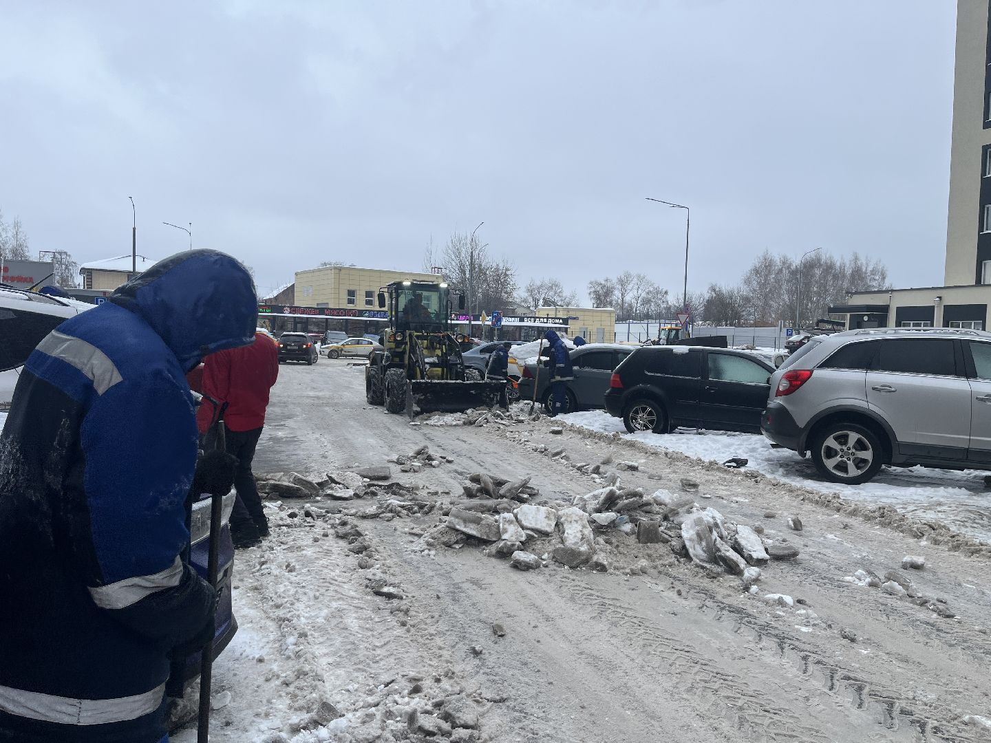 уборка дворов, убирают снег, непогода, коммунальные службы,