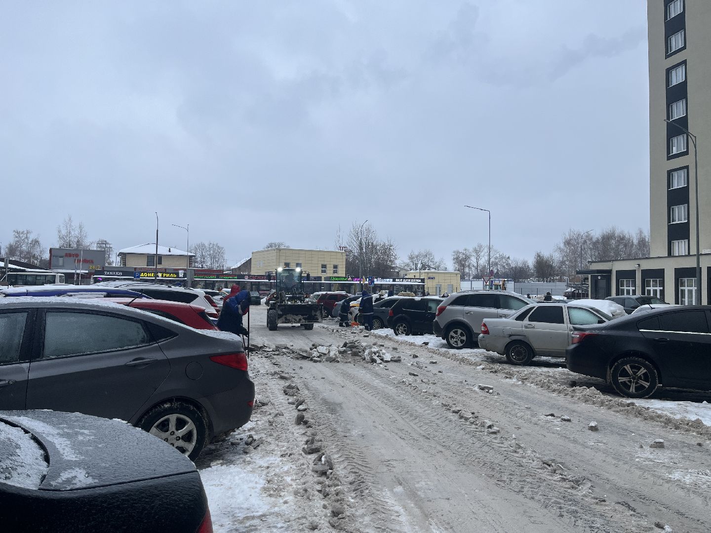 уборка дворов, убирают снег, непогода, коммунальные службы,