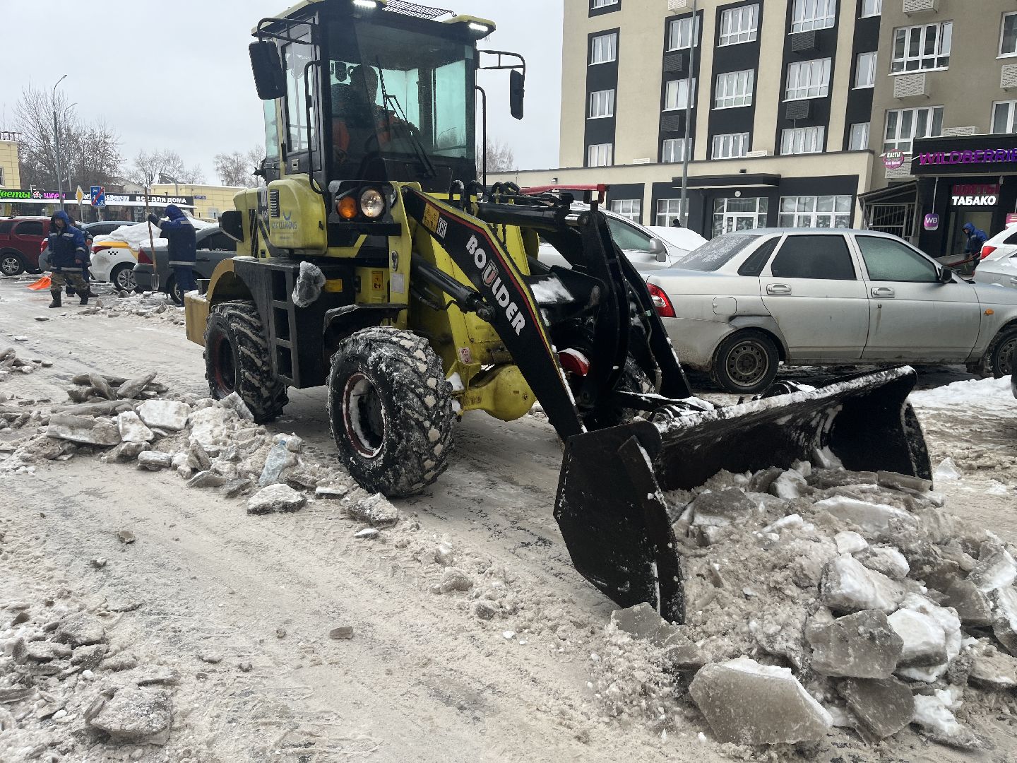 уборка дворов, убирают снег, непогода, коммунальные службы,