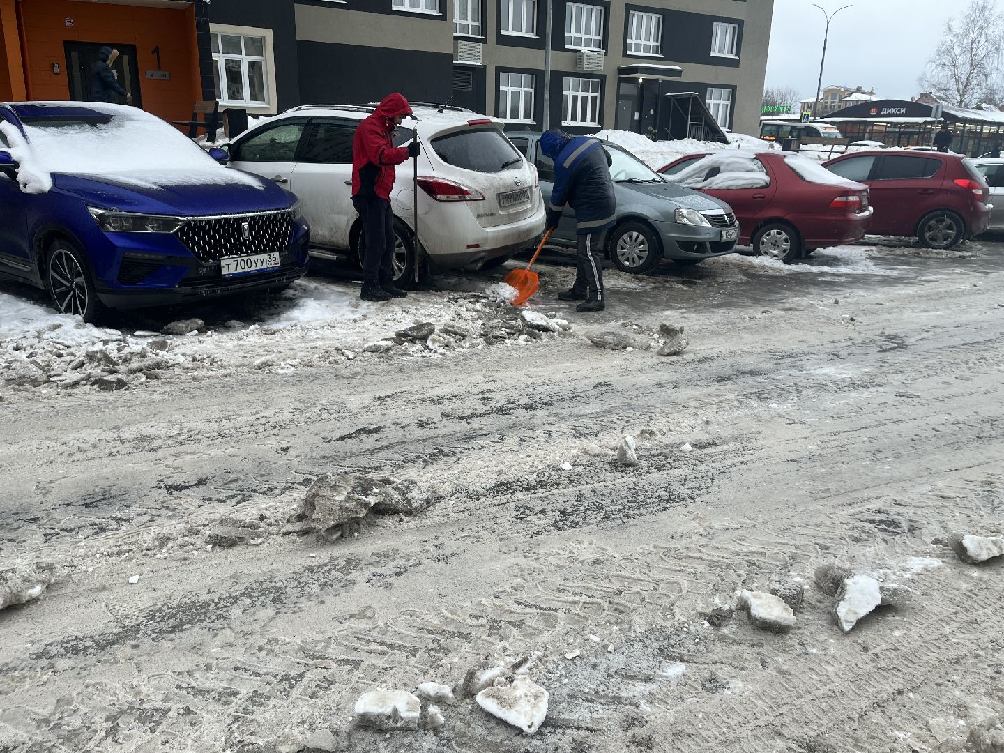 уборка дворов, убирают снег, непогода, коммунальные службы,
